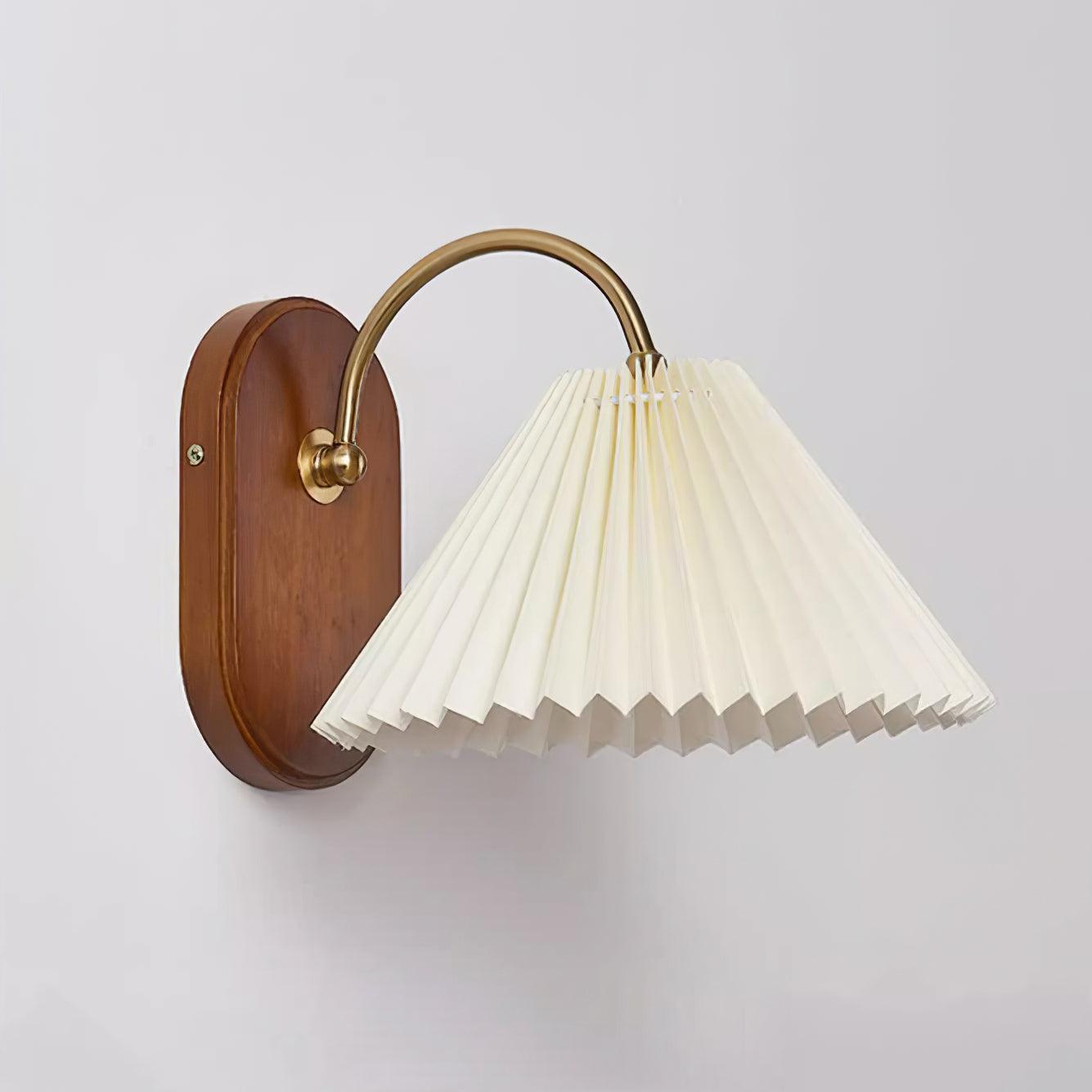 Gold-weiße Vintage Wandleuchte mit plissiertem Schirm, feuchtigkeitsbeständig