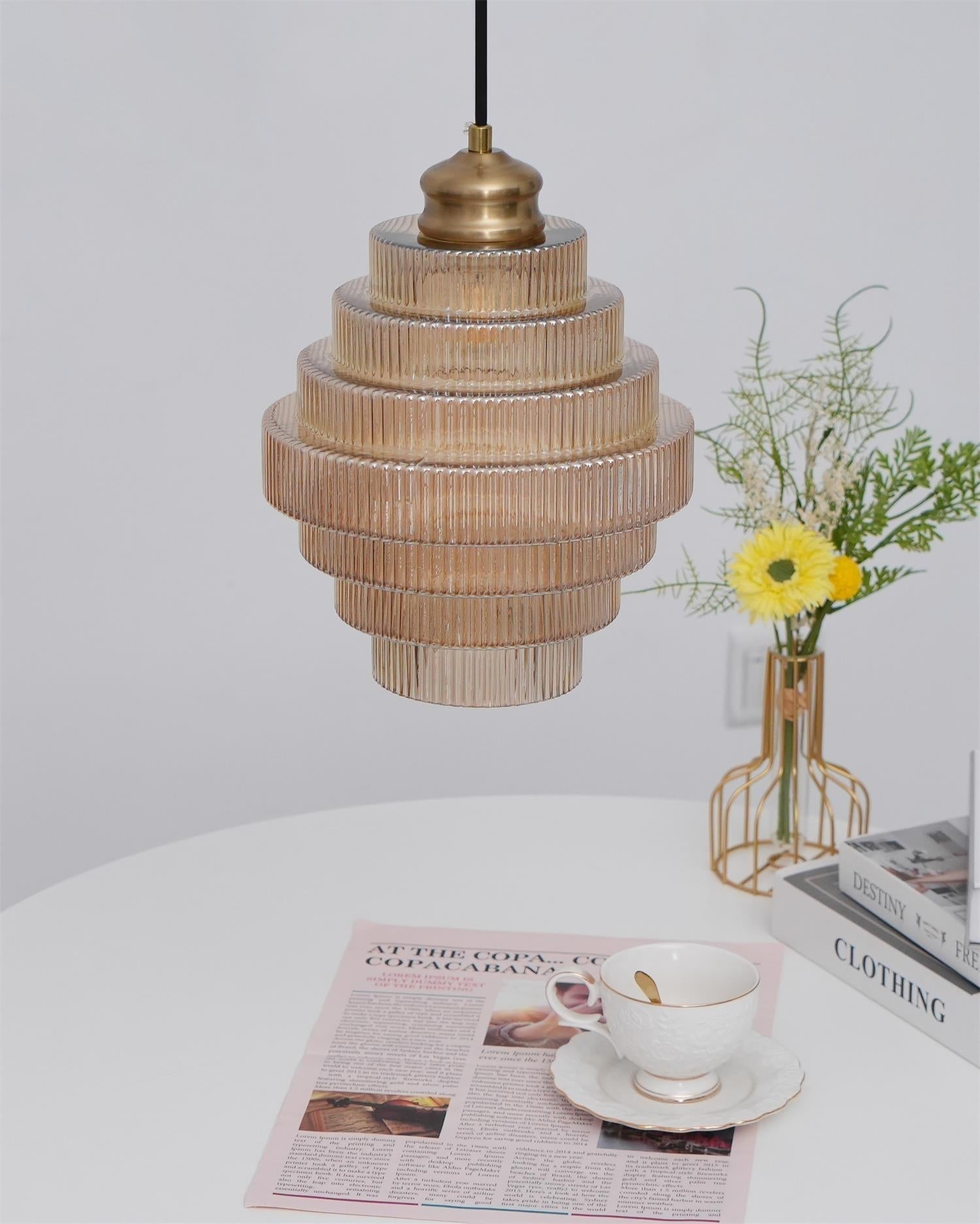 Lampe suspendue en verre à étages avec une lueur ambiante chaleureuse