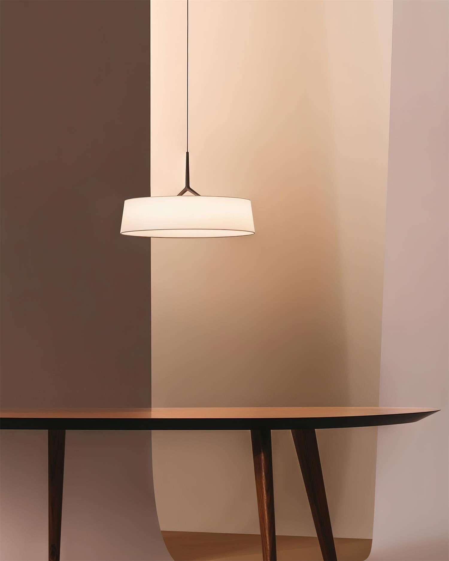 Suspension avec abat-jour tambour en tissu blanc et LED intégrée noire