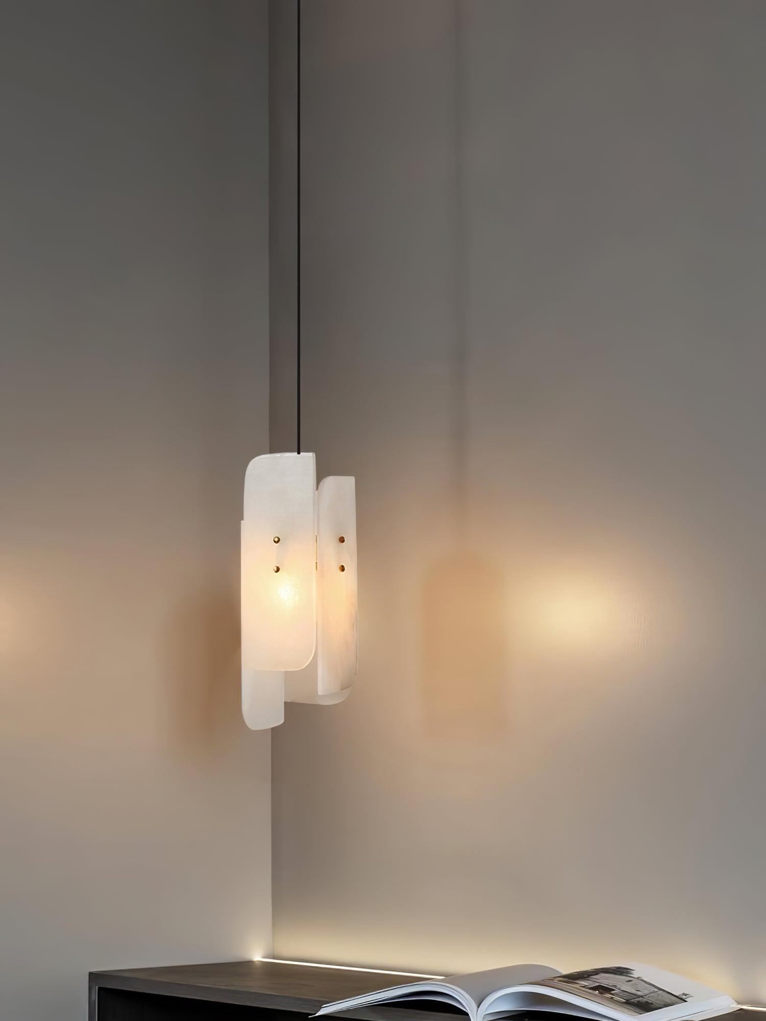 Suspension en albâtre Vicarus avec éclairage en laiton élégant pour salon