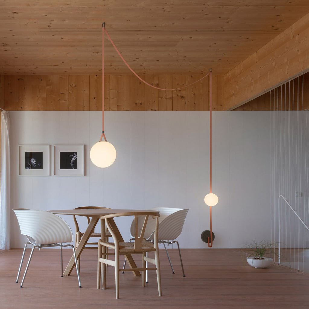 Geometrische leren en glazen hanglamp voor verfijning