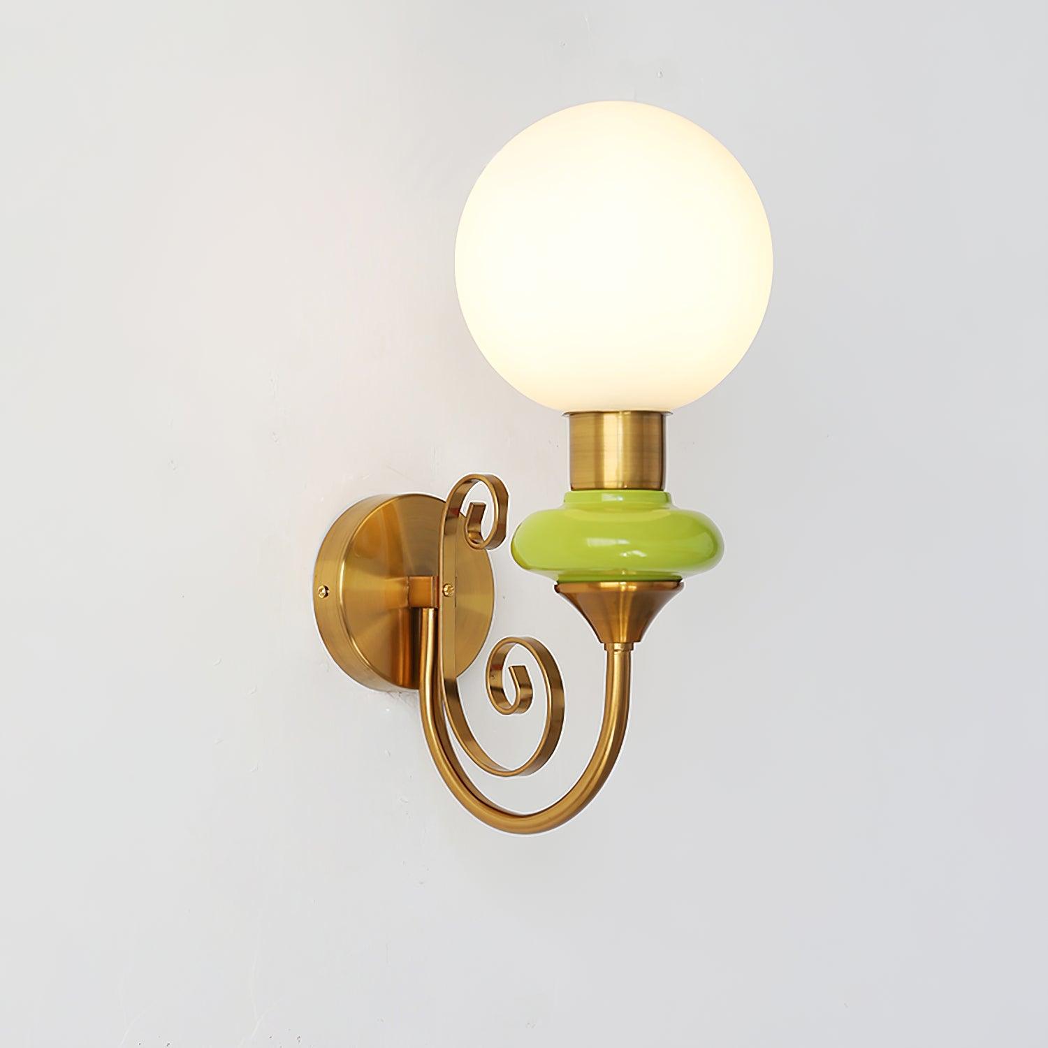 Applique murale finition laiton avec abat-jour en verre, dimmable et résistante à l’humidité