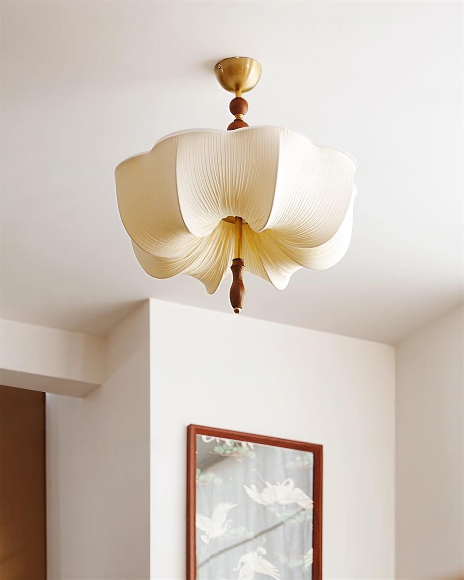 Plafonnier Lux en métal et bois avec abat-jour en tissu doré, quatre ampoules