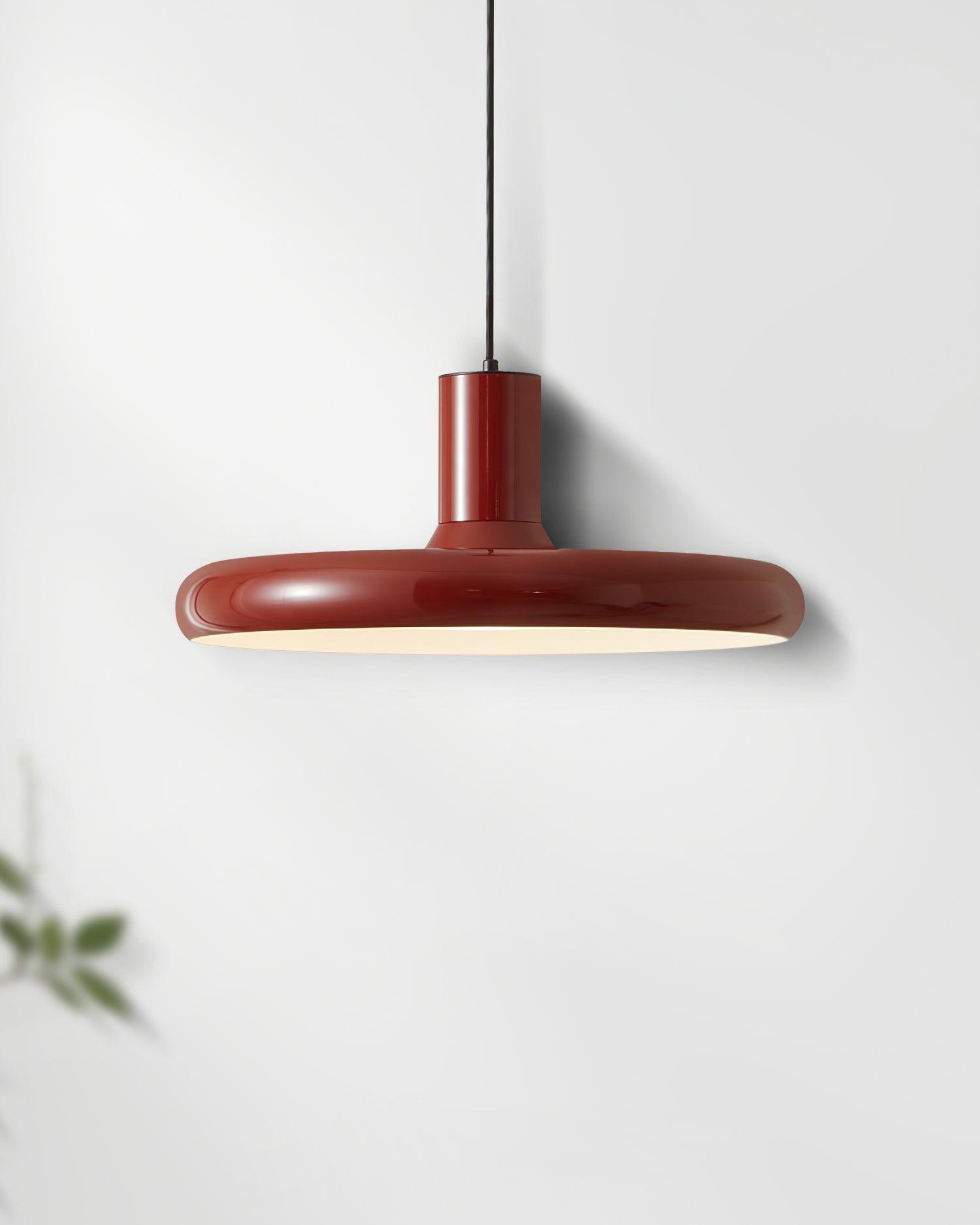 Suspension disque rouge avec style industriel