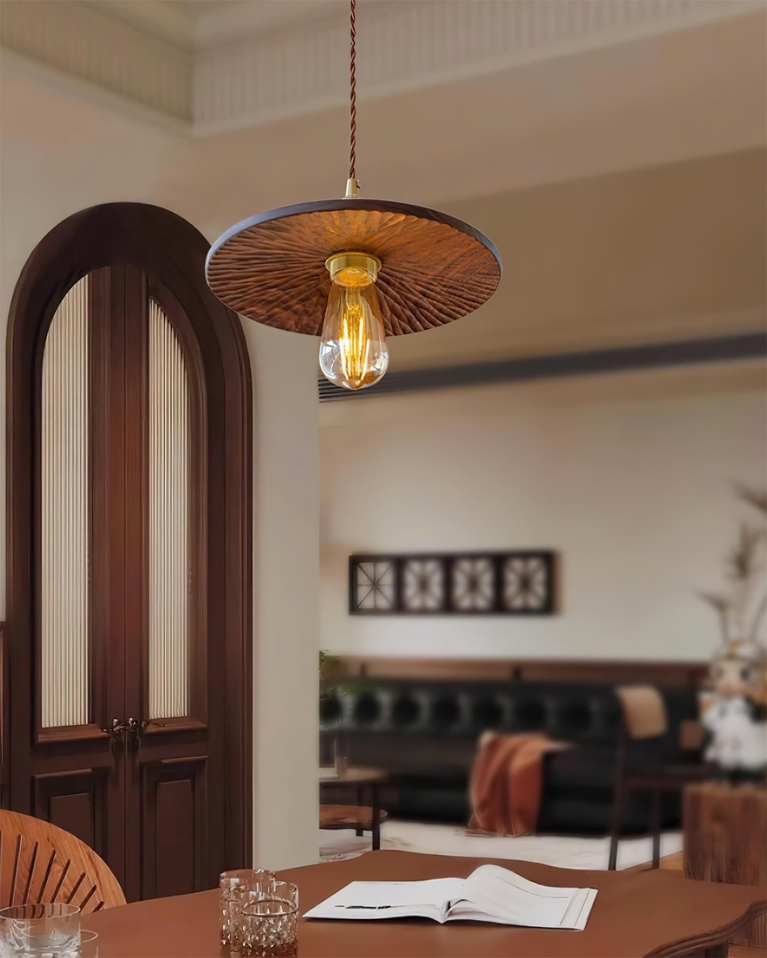 Lampe suspendue en noyer avec lueur chaleureuse