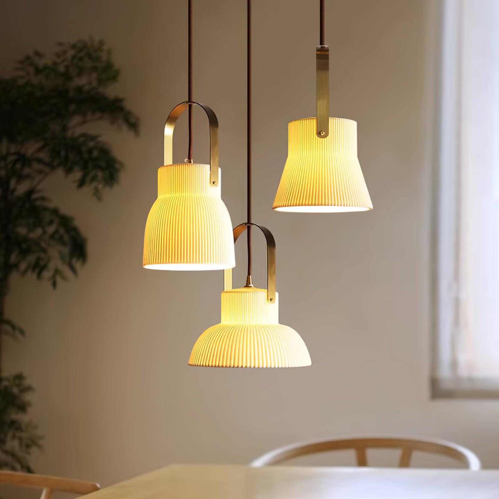 Lampe suspendue en céramique blanche cannelée avec poignée en laiton
