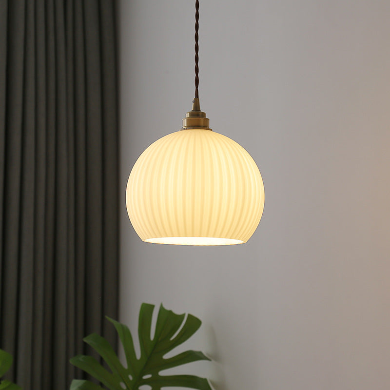 Lustre sphère minimaliste pour une illumination douce