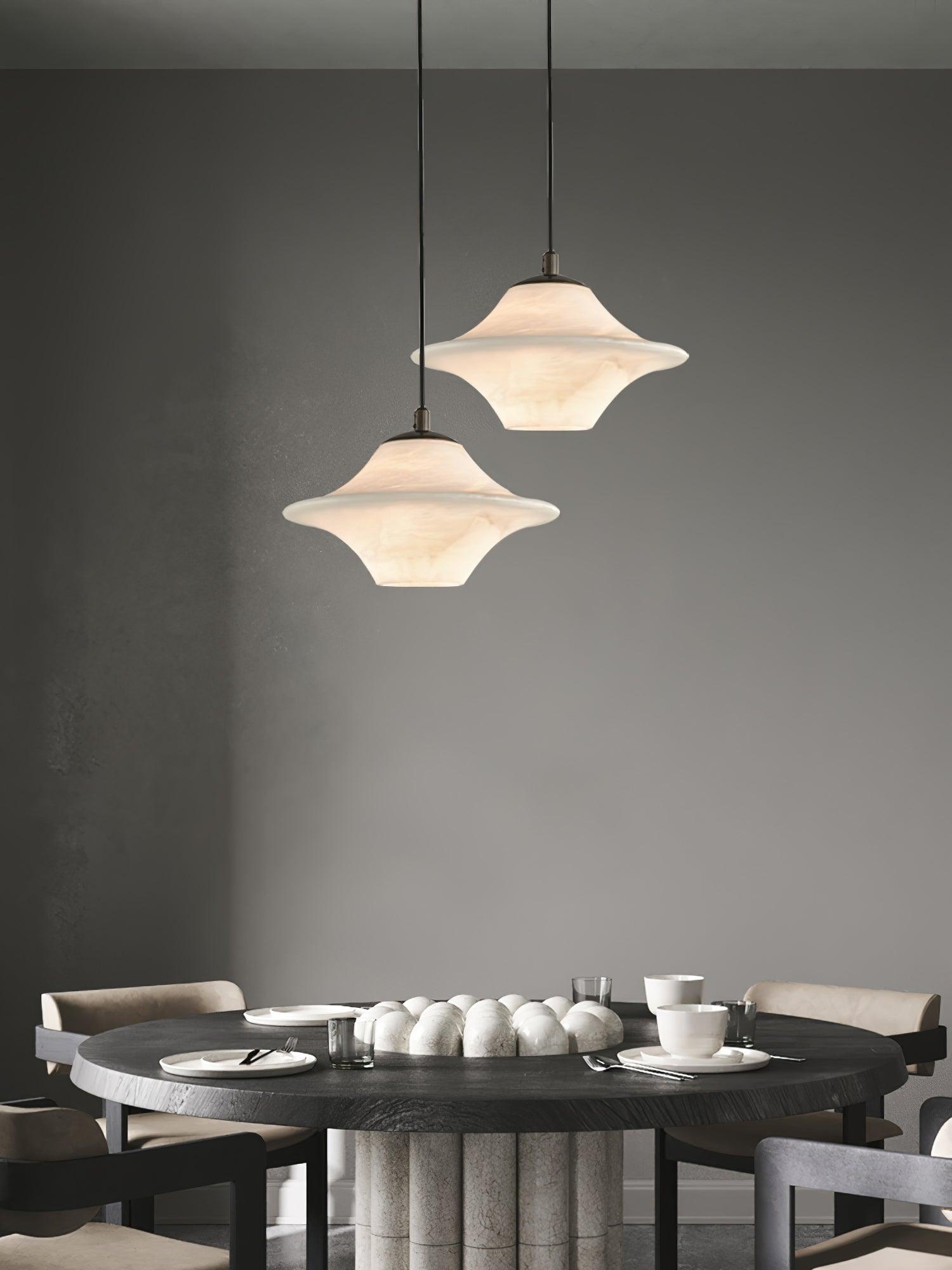 Elegante alabaster hanglamp voor warme binnenambiance