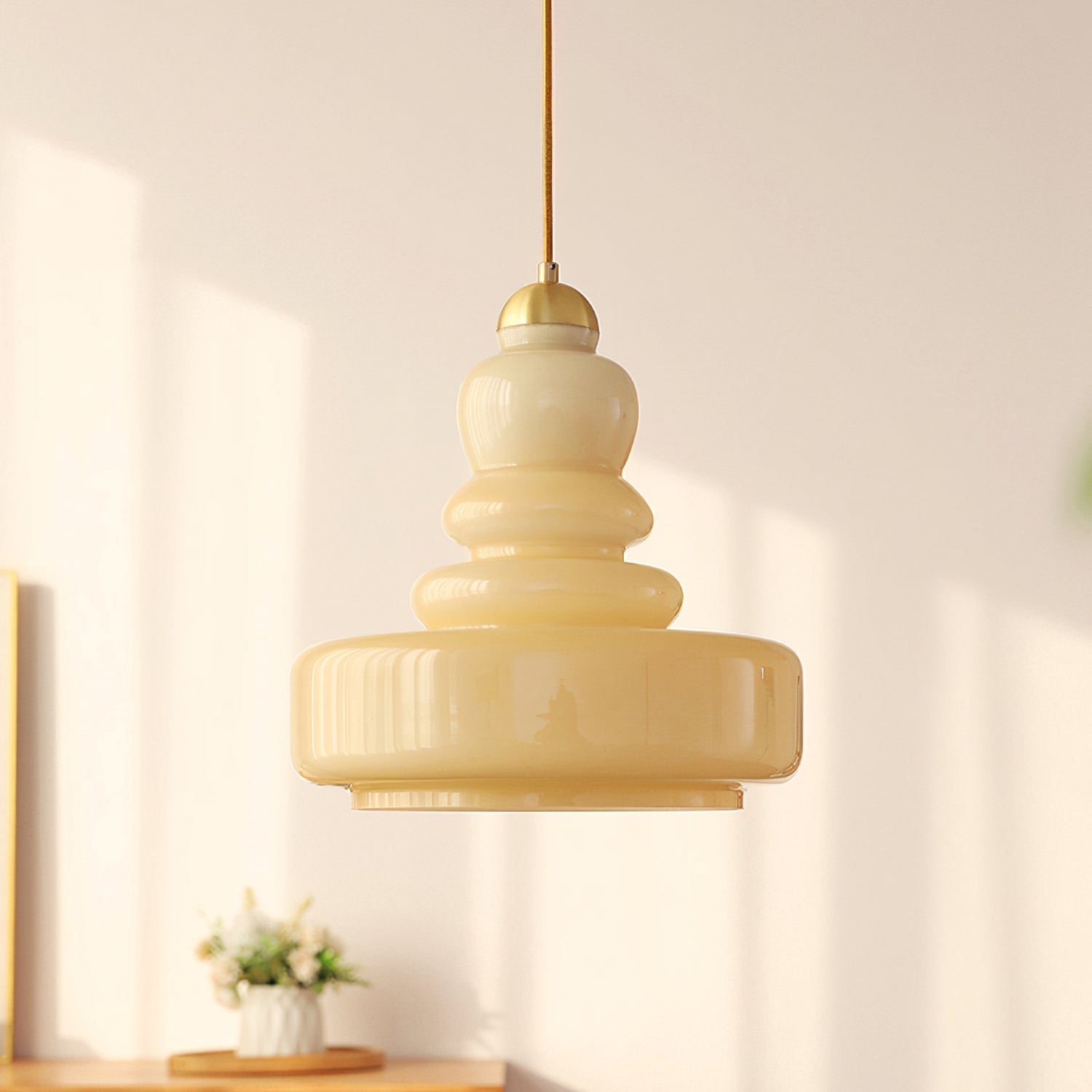 Suspension en verre beige créant une lueur cosy