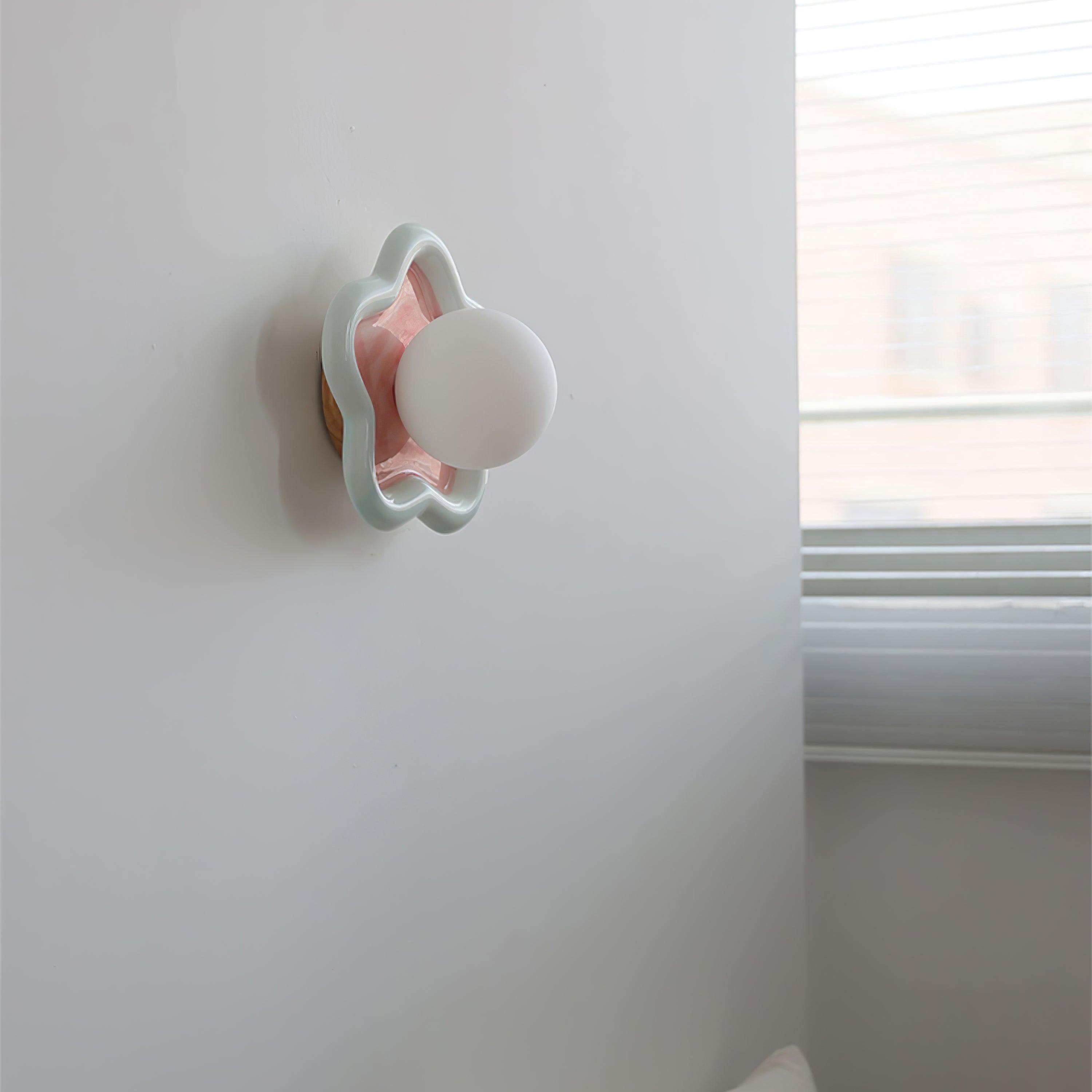 Applique murale en céramique fleur rose et jaune câblée avec douille G9, classée pour zones humides