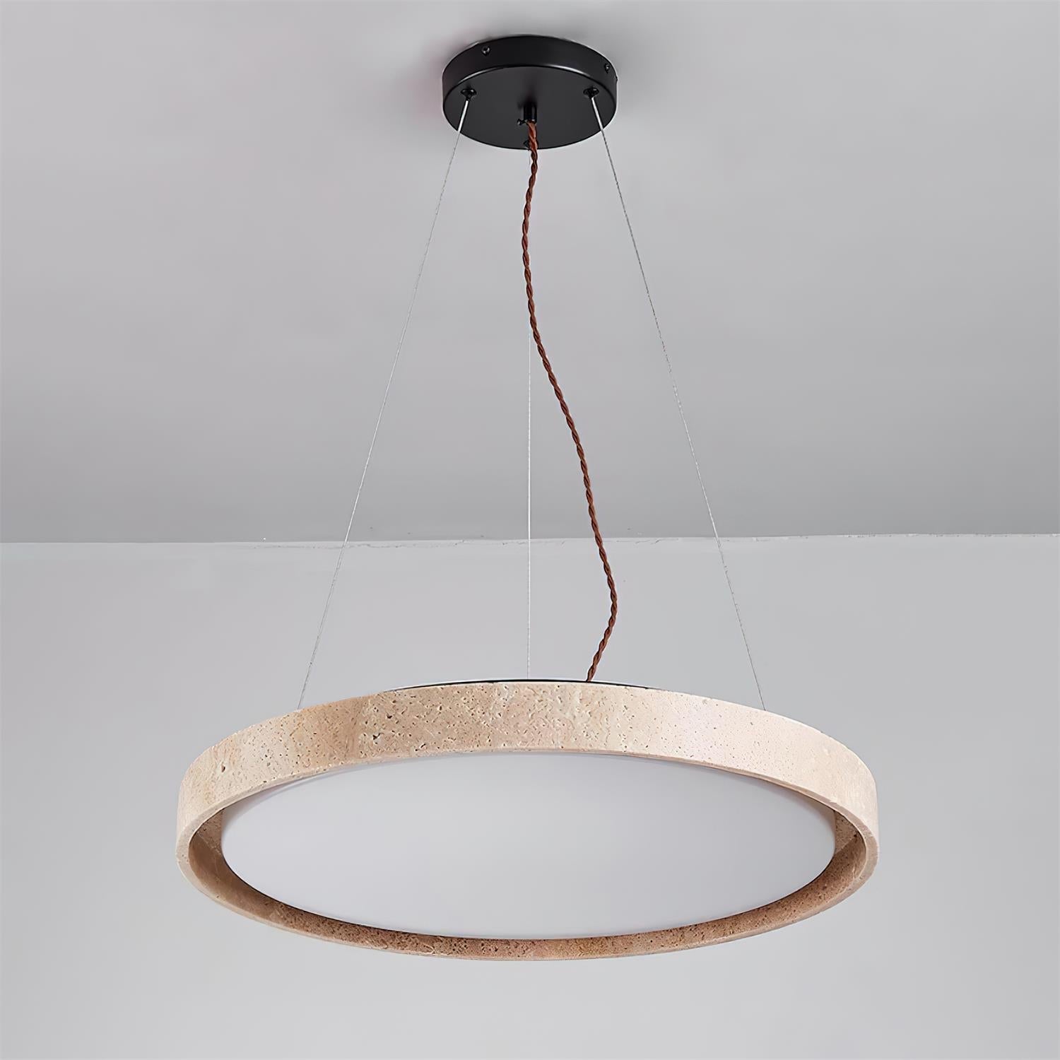 Suspension anneau en travertin avec lueur douce diffusée