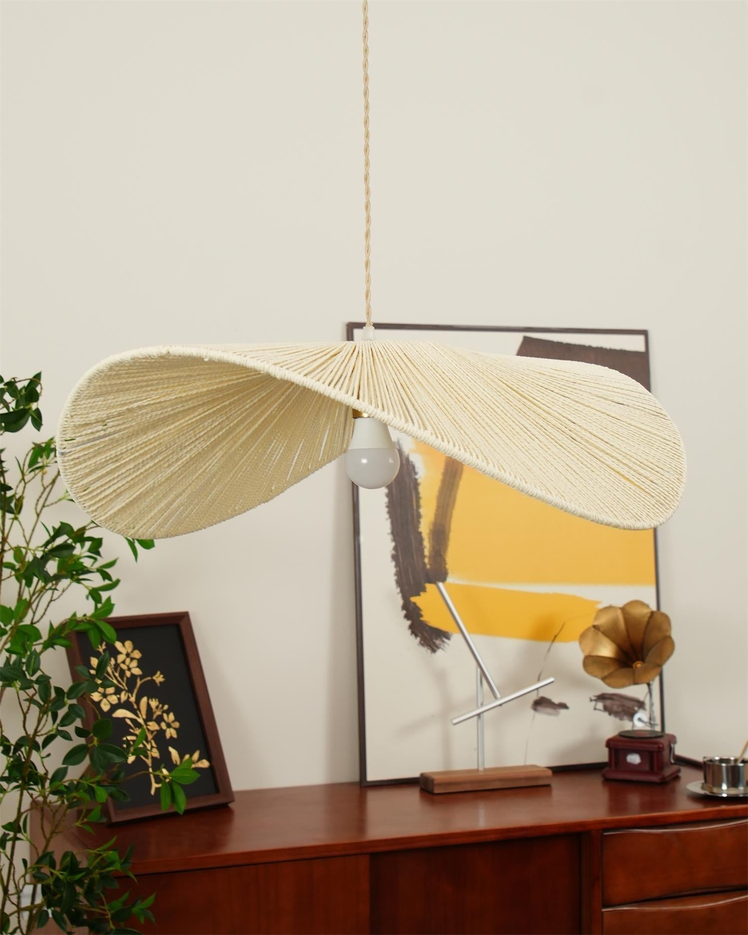 Handgewebte Rattan-Pendelleuchte mit Hanfschirm