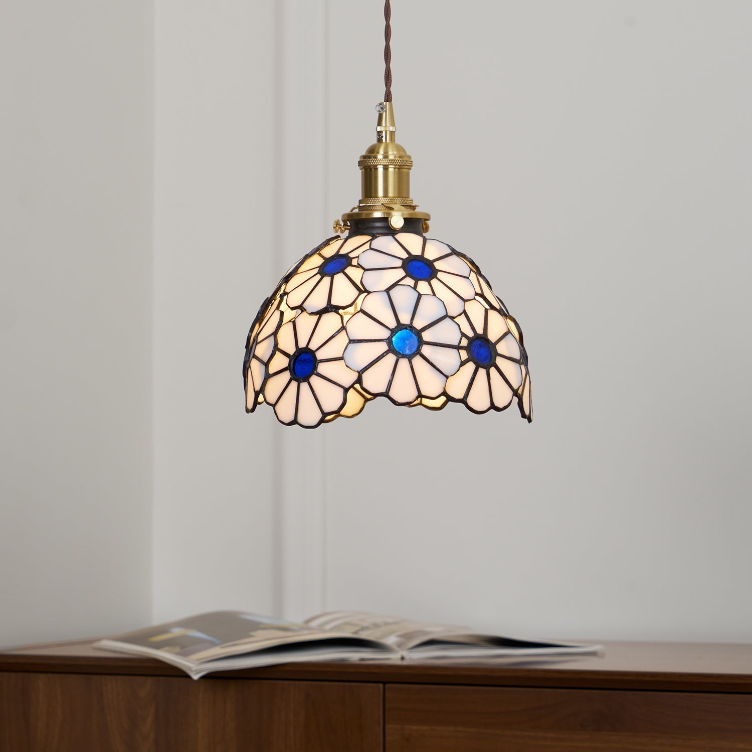 Lustre suspendu en verre teinté Bluebell avec une lueur chaude