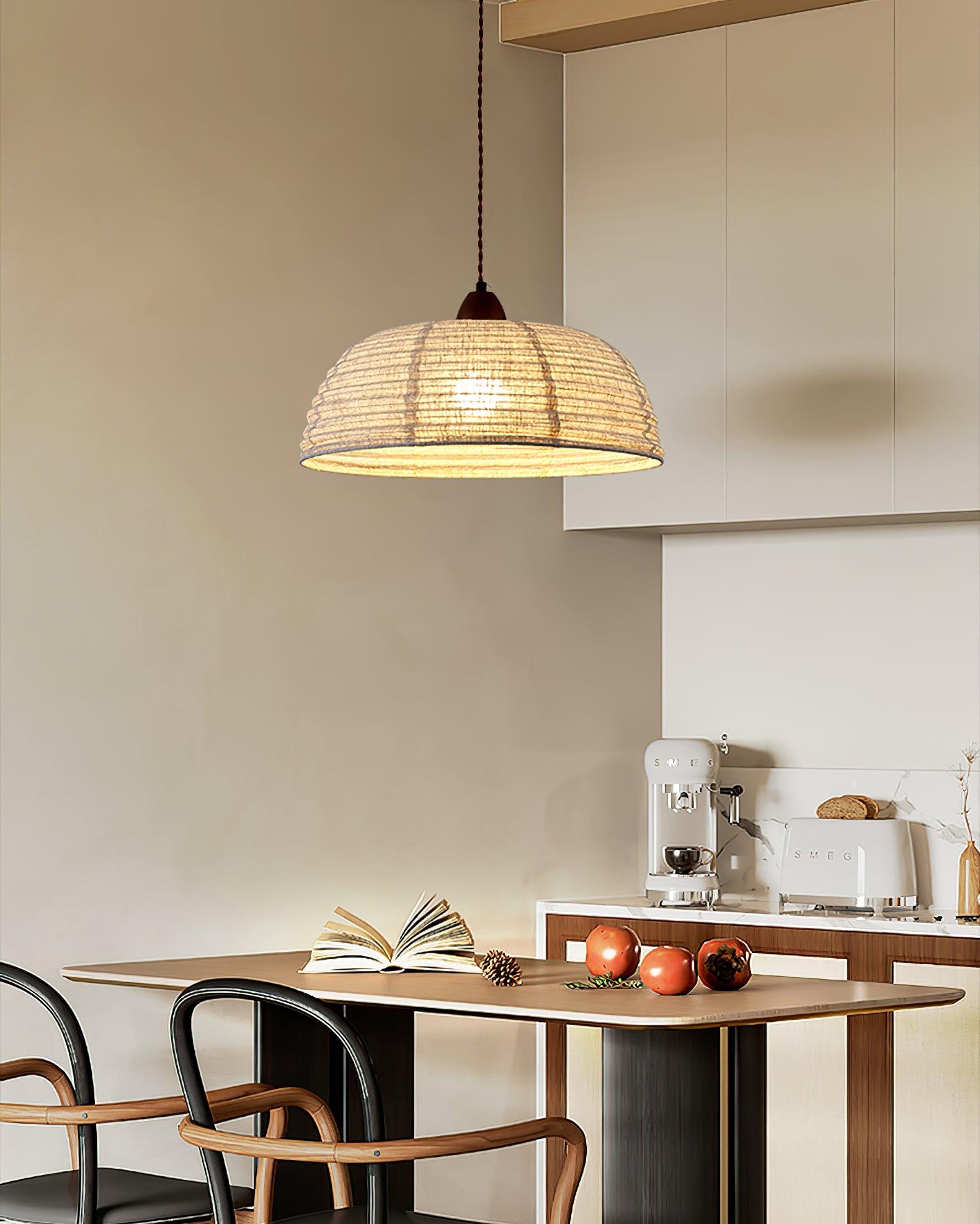 Hanglamp met stoffen kap voor subtiele warmte