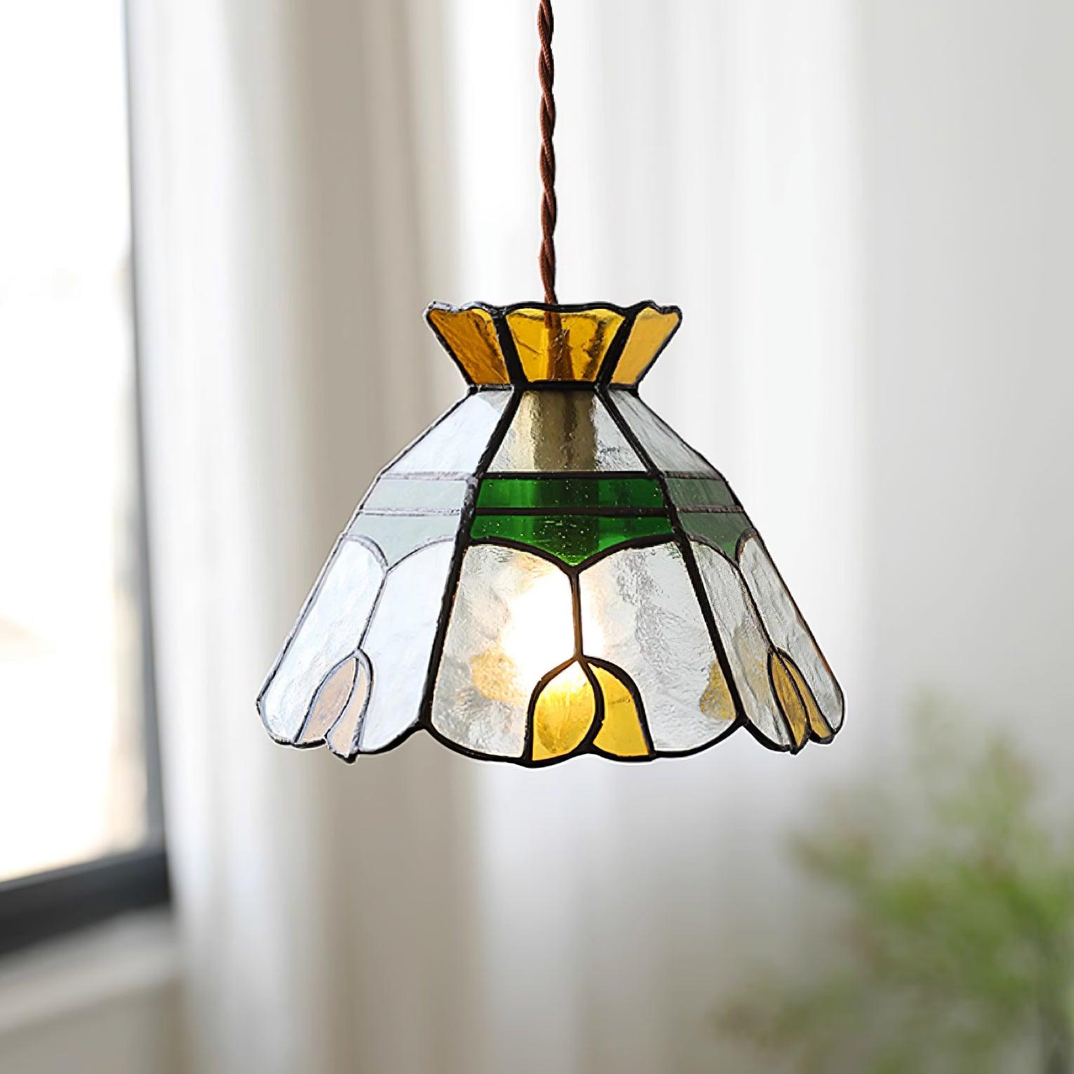 Buntglas-Pendelleuchte für warme Atmosphäre