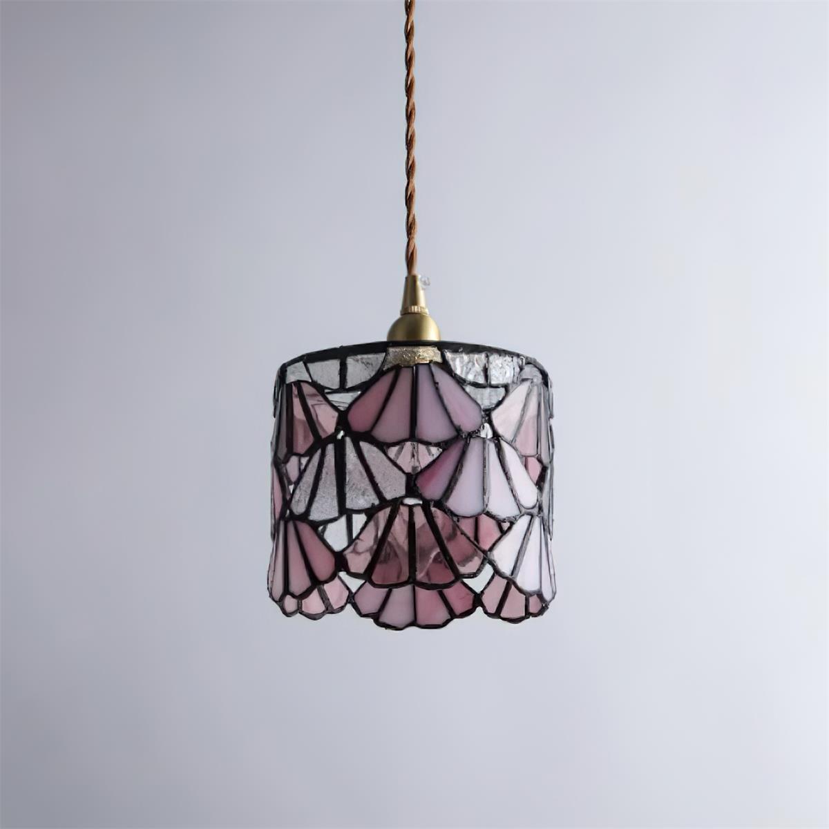 Suspension avec abat-jour en verre et accents en laiton pour une lueur chaleureuse