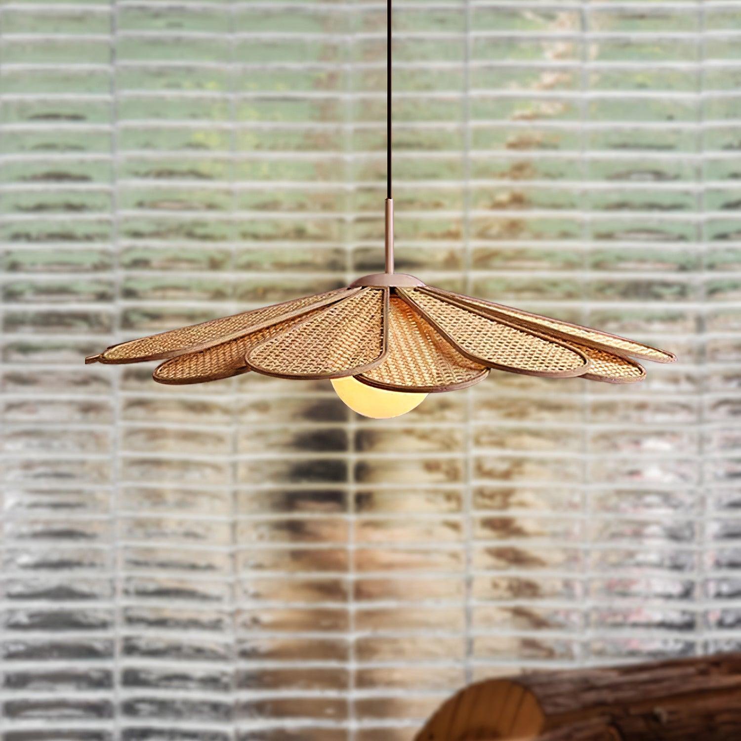 Suspension en rotin en forme de pétale pour une ambiance tropicale