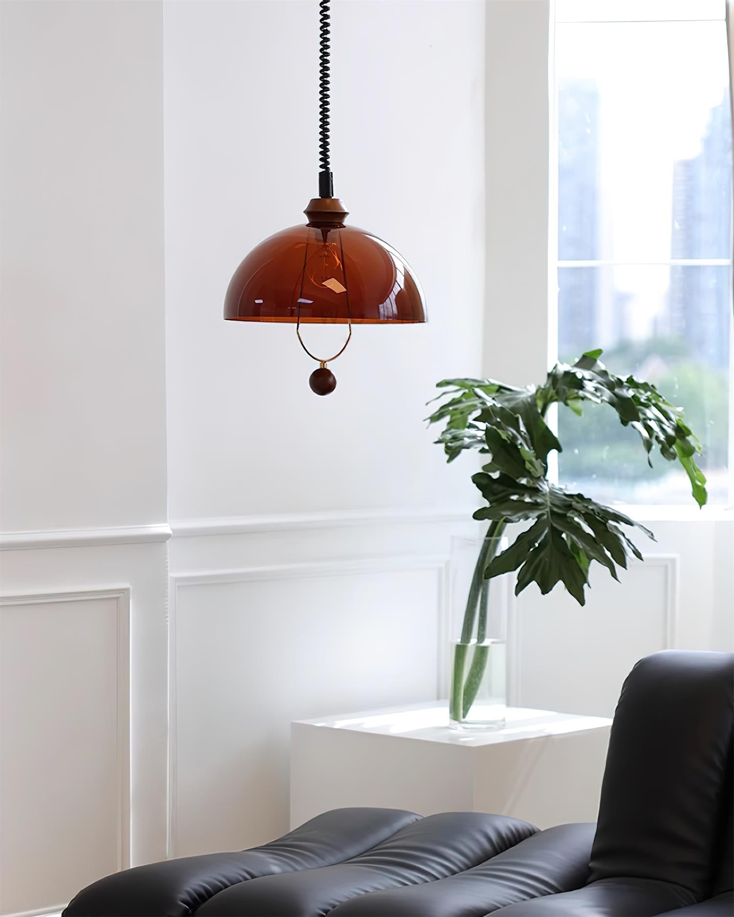 Suspension élégante en verre avec accents en bois de noyer