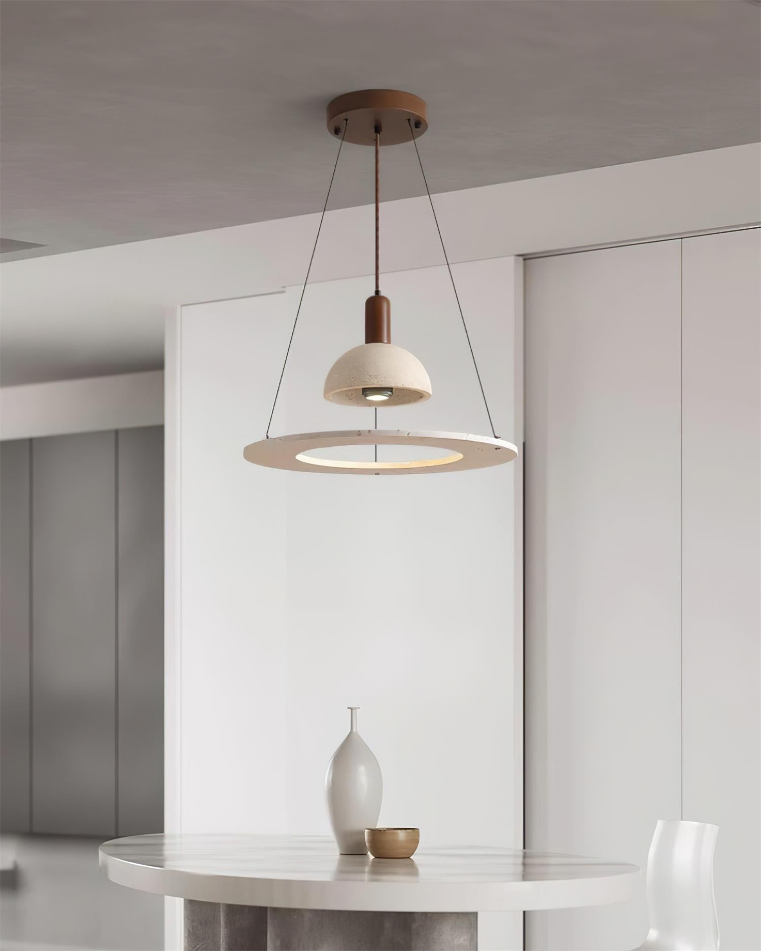 Lampe suspendue dôme en travertin pour une ambiance sculpturale