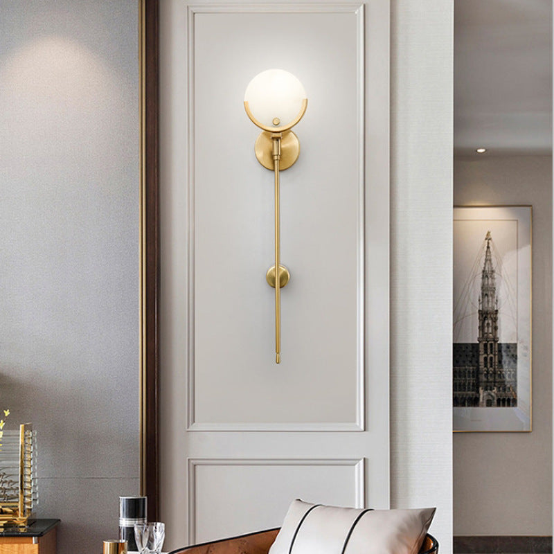 Goldene Kugel-LED-Wandlampe mit Dolomit-Schirm