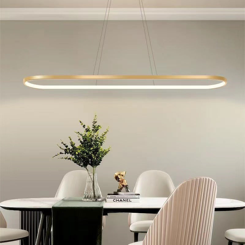 Suspension ovale minimaliste avec lumière chaude