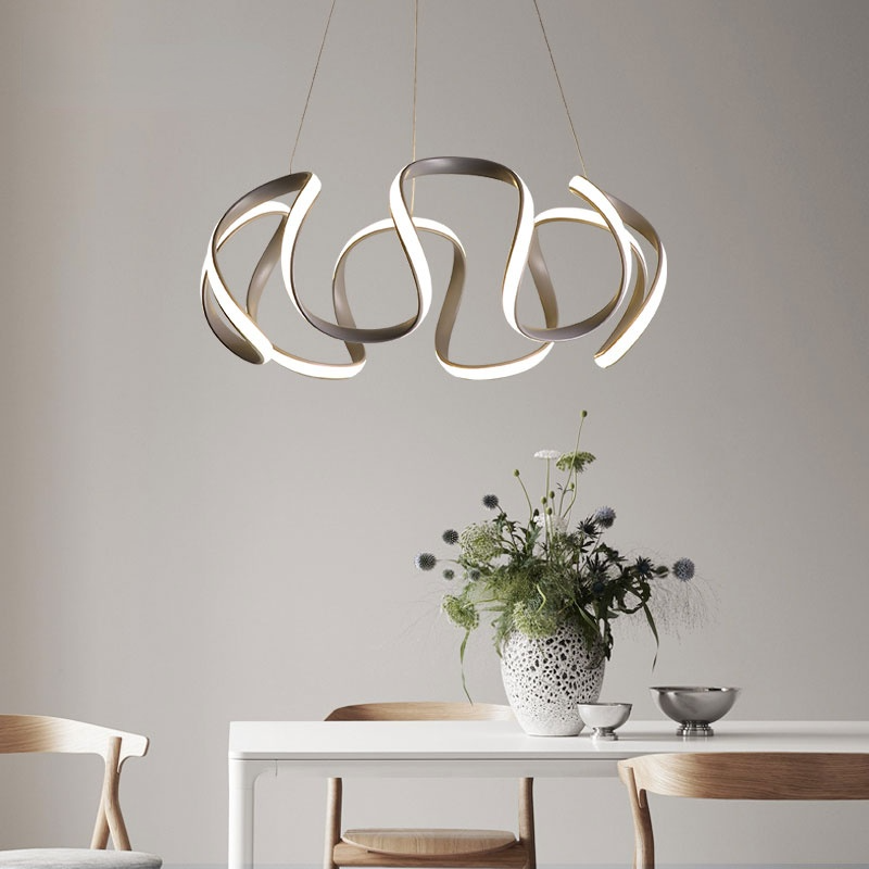Florale Pendelleuchte für elegante Atmosphäre in drei Farben