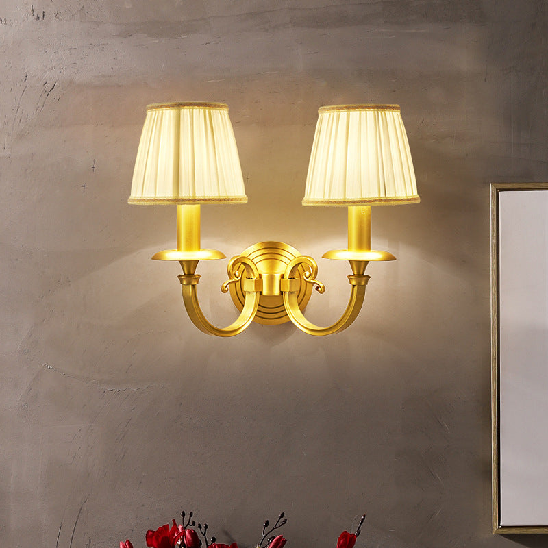 Applique murale LED câblée en métal et tissu pour salon