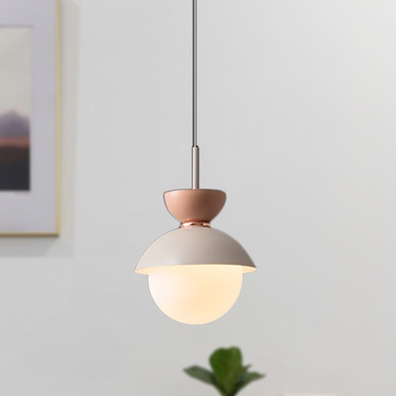 Suspension globe nordique avec douce lueur d'ambiance