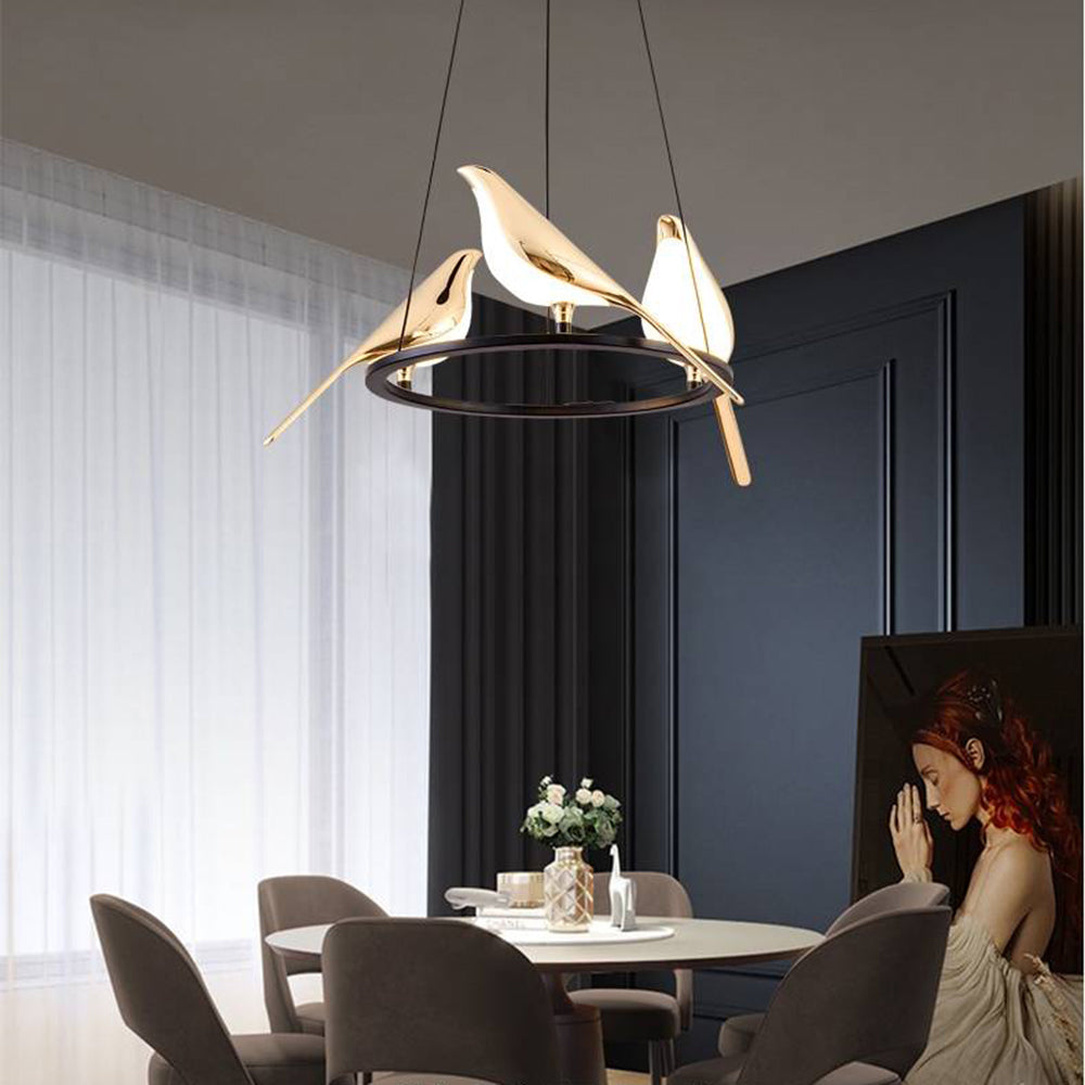 Lustre style oiseau en or et noir pour ambiance chaleureuse