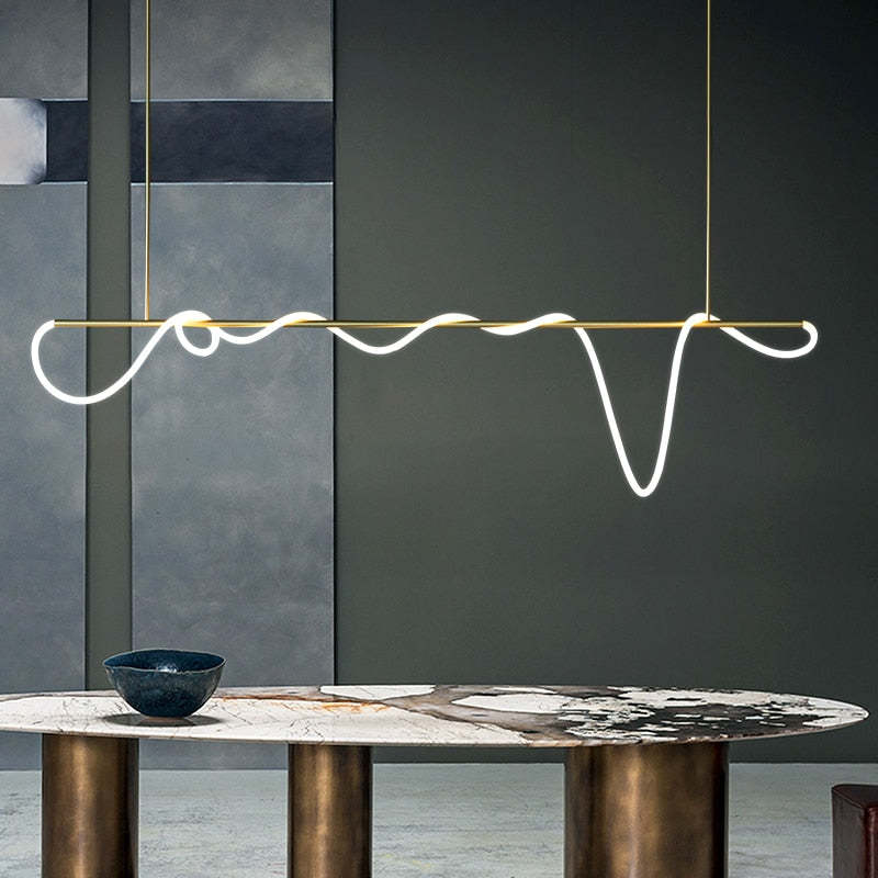 Arisha Gouden Semi Opbouw Plafondlamp Met Gebogen En Lineair Ontwerp