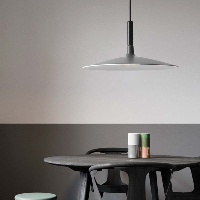 Suspension en forme de plaque avec ambiance chaleureuse