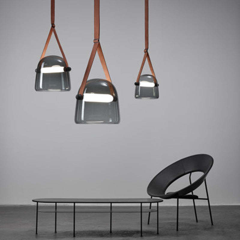 Suspension nordique cuir-verre avec lumière laiteuse douce