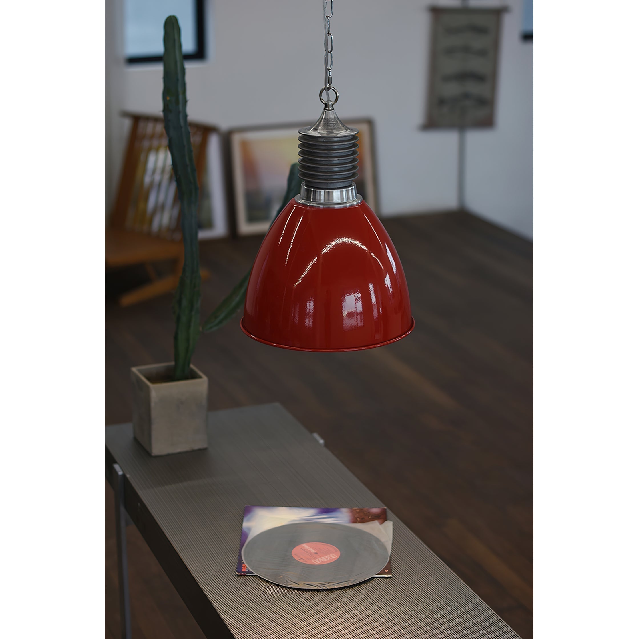 Lampe suspendue en métal épurée pour intérieurs modernes