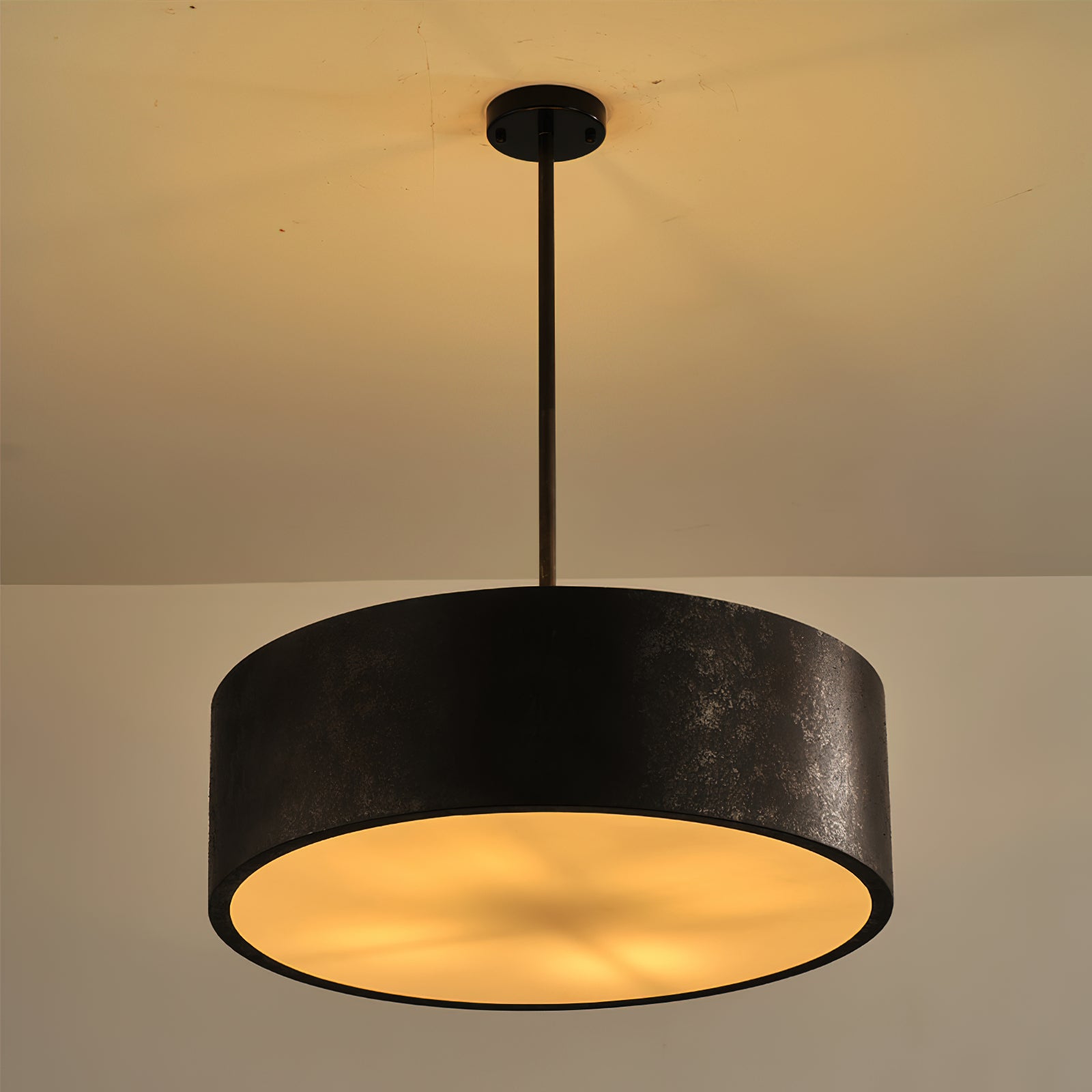 Lampe suspendue moderne noir et or avec plusieurs têtes