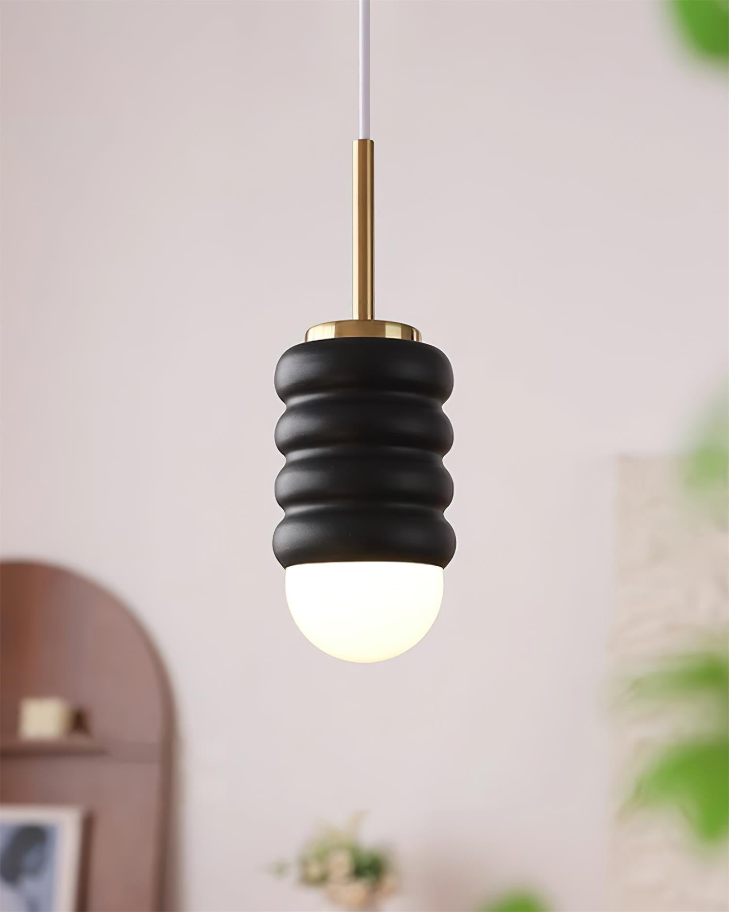 Suspension en céramique cannelée laiton style milieu du siècle avec lumière d’ambiance