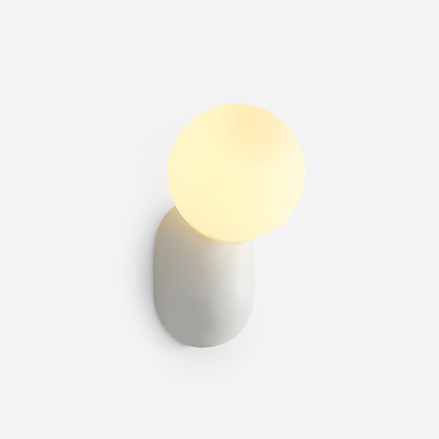 Applique murale globe Aurora en résine et verre, classée pour zones humides, dimmable