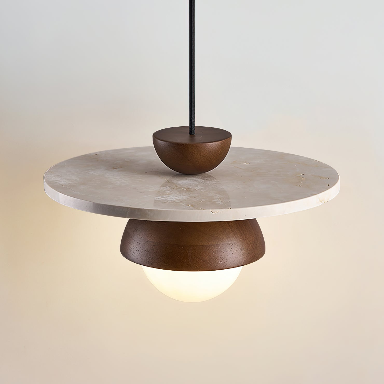 Lampe suspendue en travertin superposée avec une ambiance chaleureuse