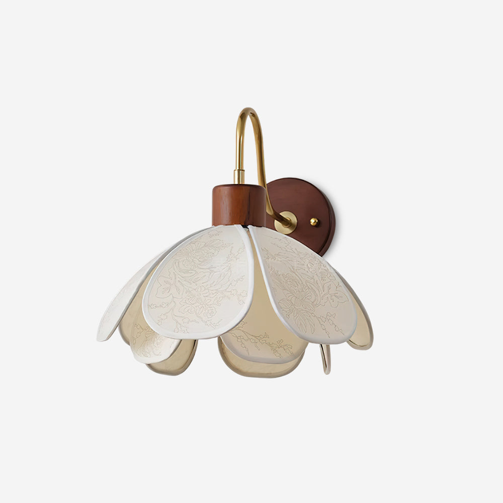 Feuchtigkeitsbeständige Heritage Wandleuchte mit floralem Glas  