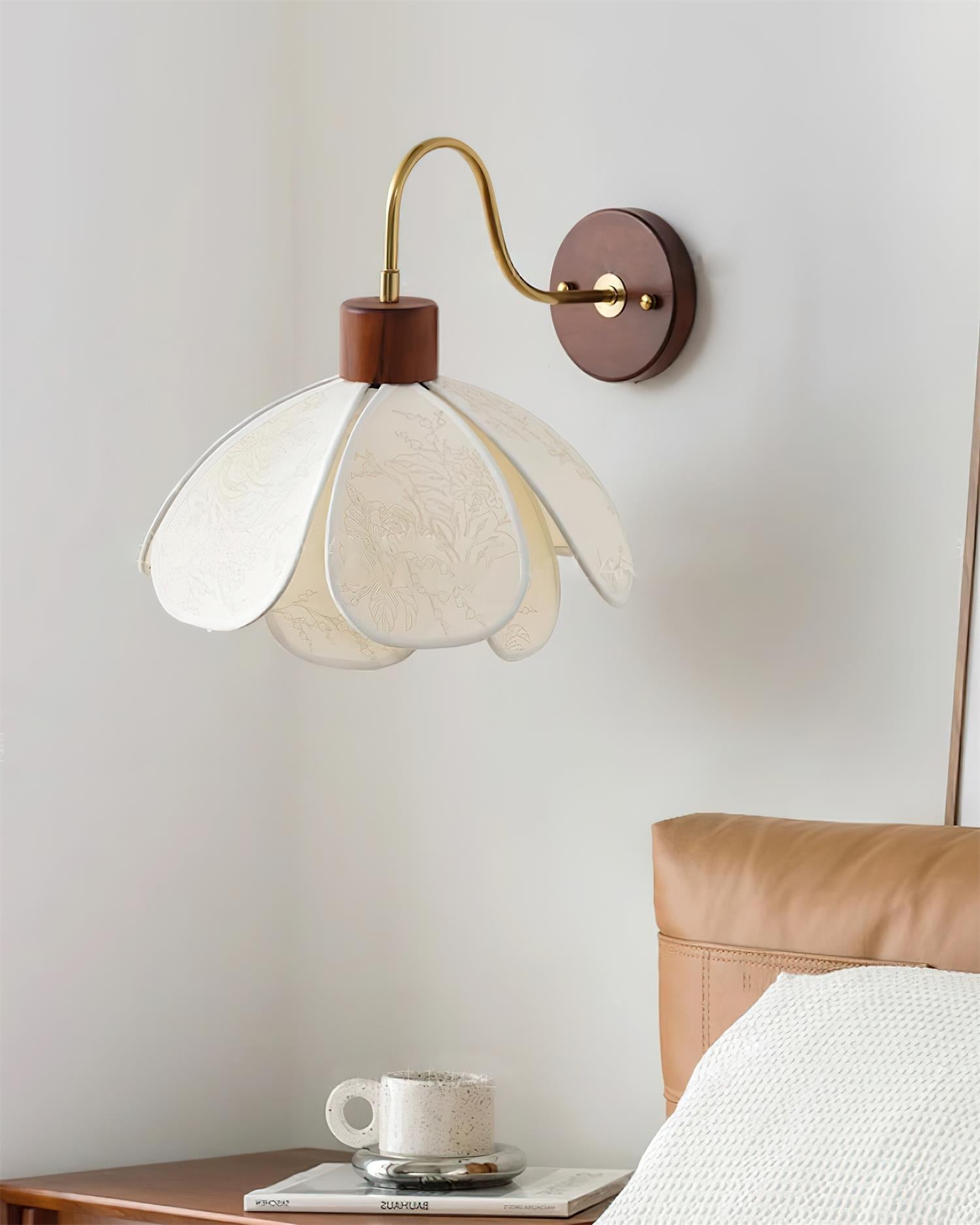 Feuchtigkeitsbeständige Heritage Wandleuchte mit floralem Glas  