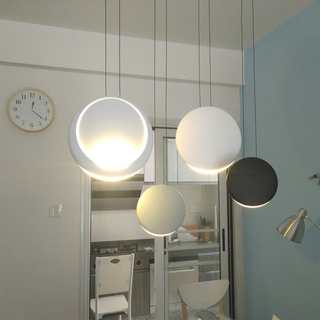 Lustre métal moderne Arisha avec lueur ambiante chaude