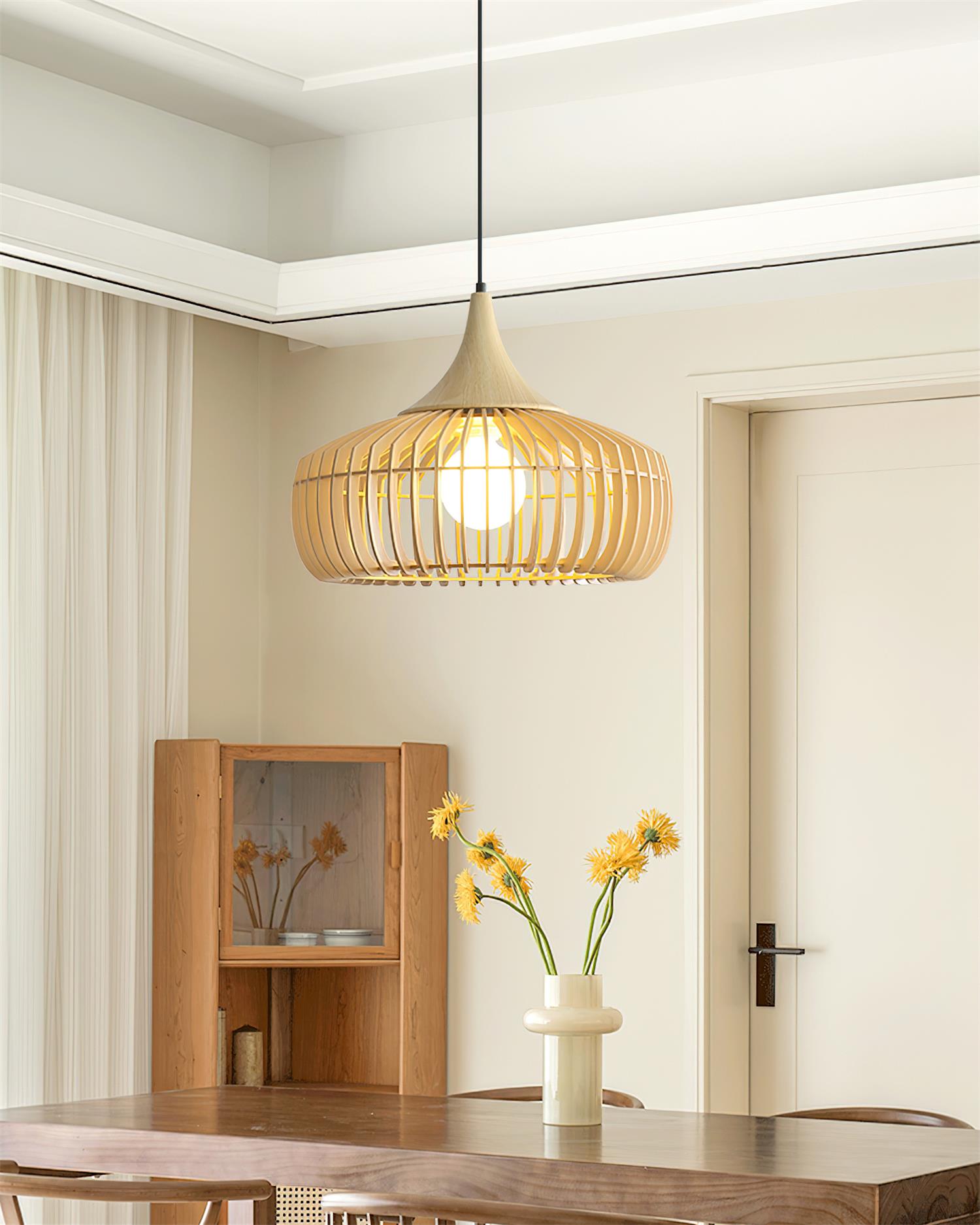 Lampe suspendue en bambou rotin avec ambiance chaleureuse