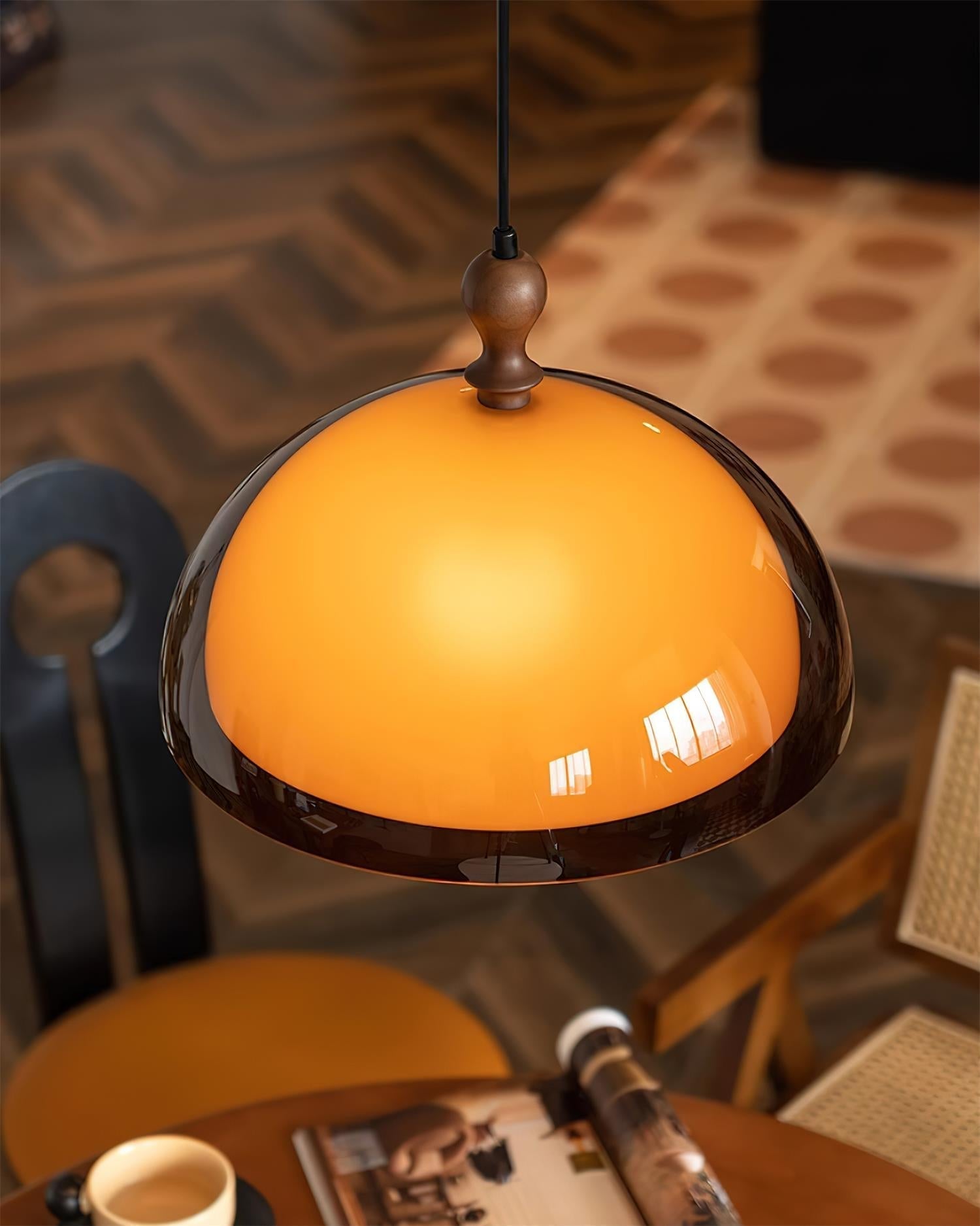 Lampe suspension dôme en verre ambré et bois de noyer avec lumière chaleureuse