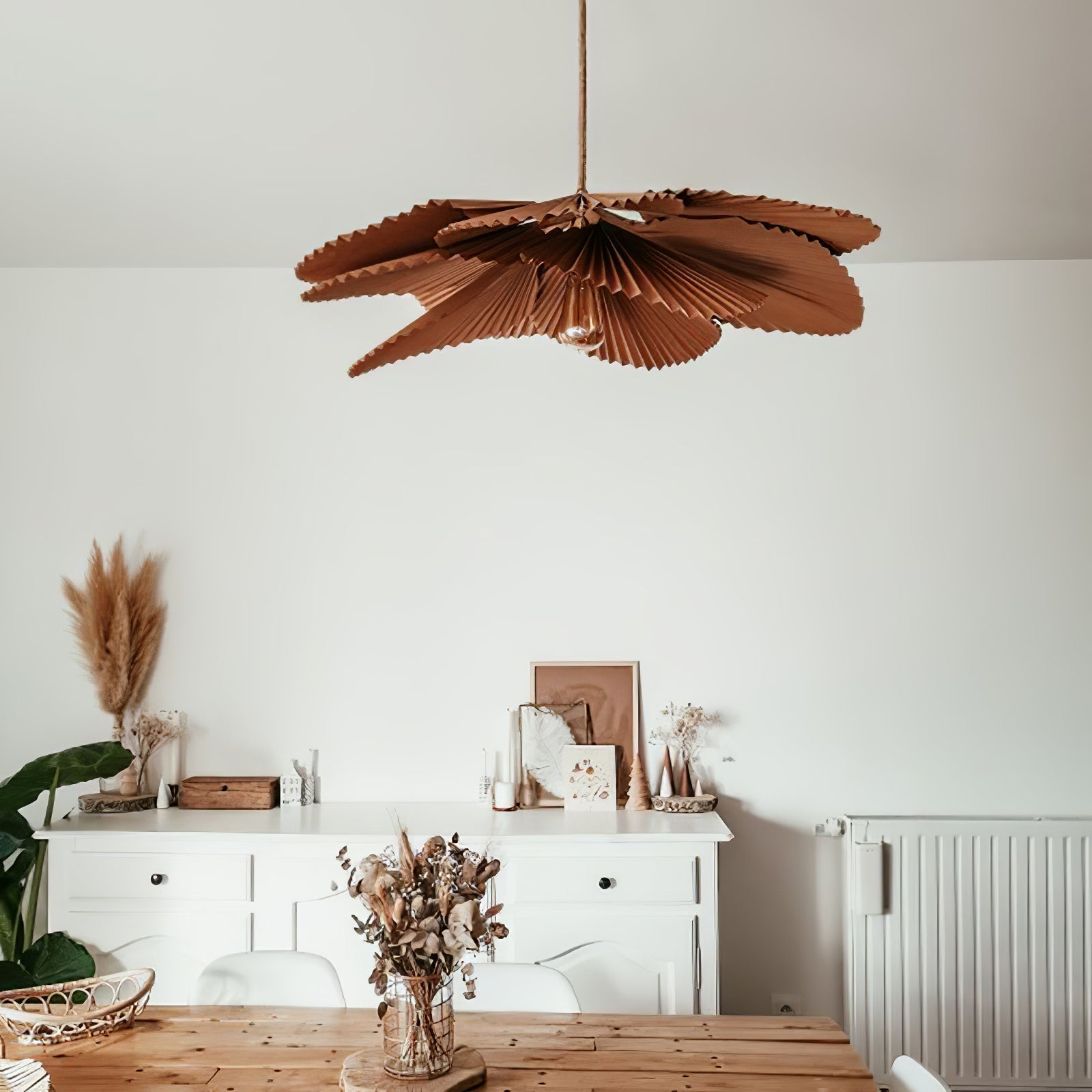 Lampe suspendue Lyra en forme de feuille plissée lotus avec une lueur chaleureuse