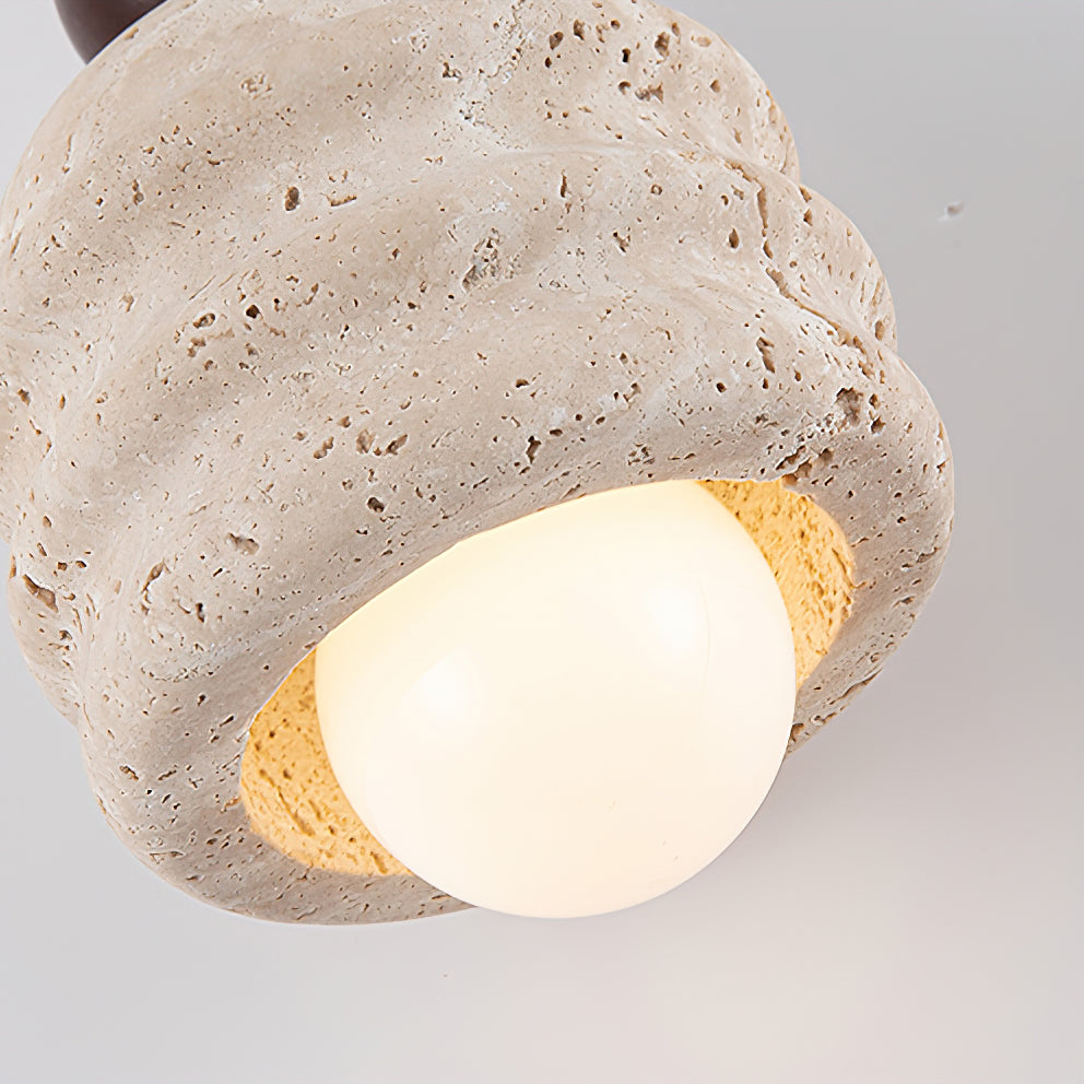Suspension ondulée sculptée en travertin pour une lueur naturelle