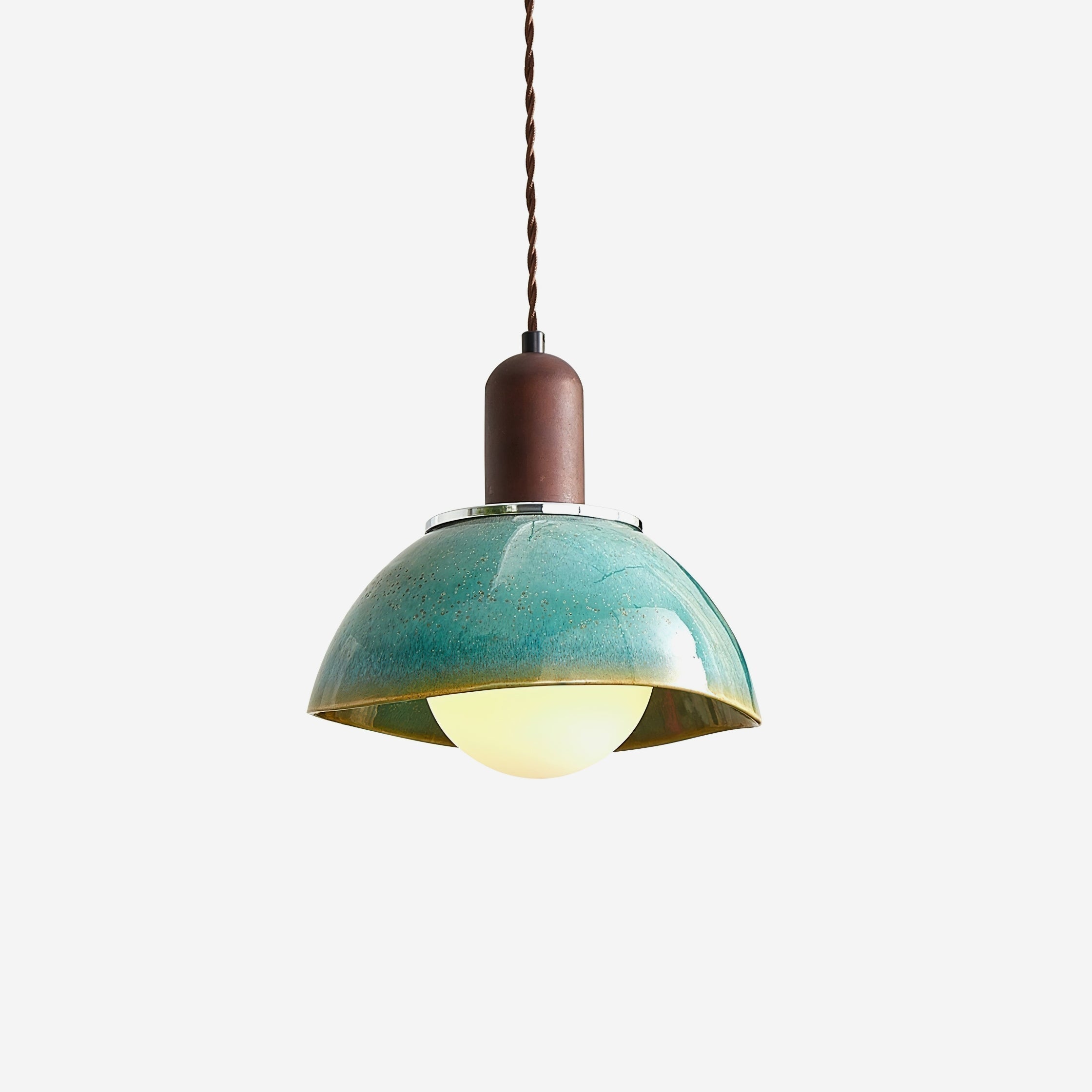 Lampe suspension avec dôme en céramique et bois de noyer pour une lumière d’ambiance