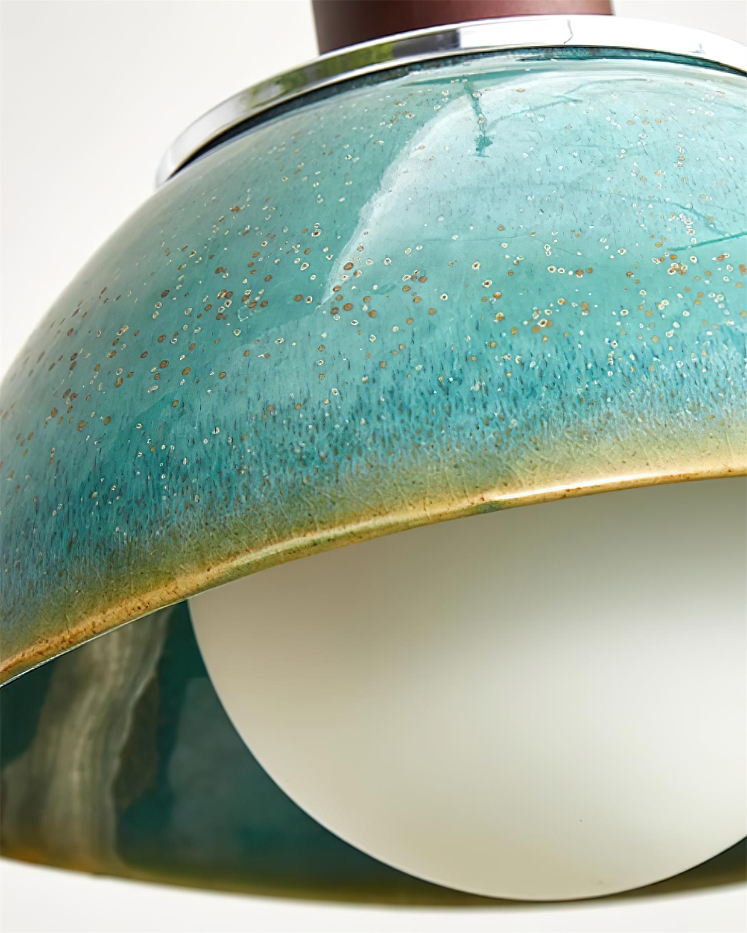 Lampe suspension avec dôme en céramique et bois de noyer pour une lumière d’ambiance