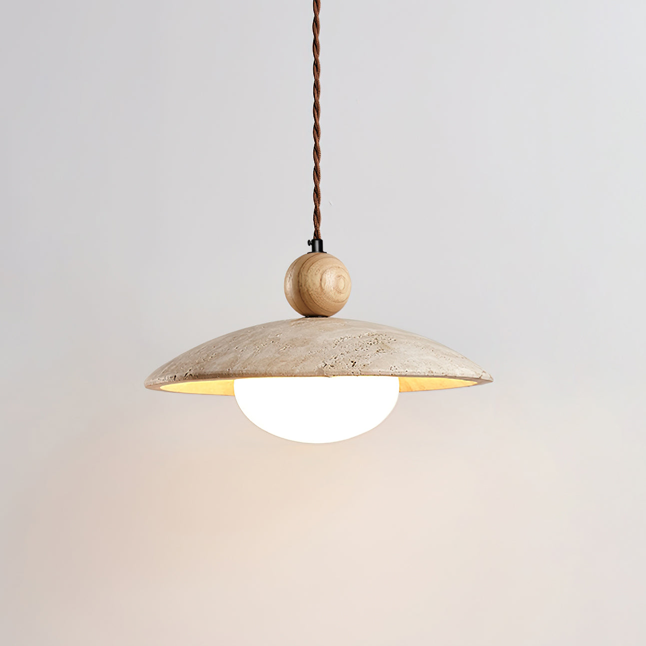 Lampe suspendue en travertin avec accent en bois