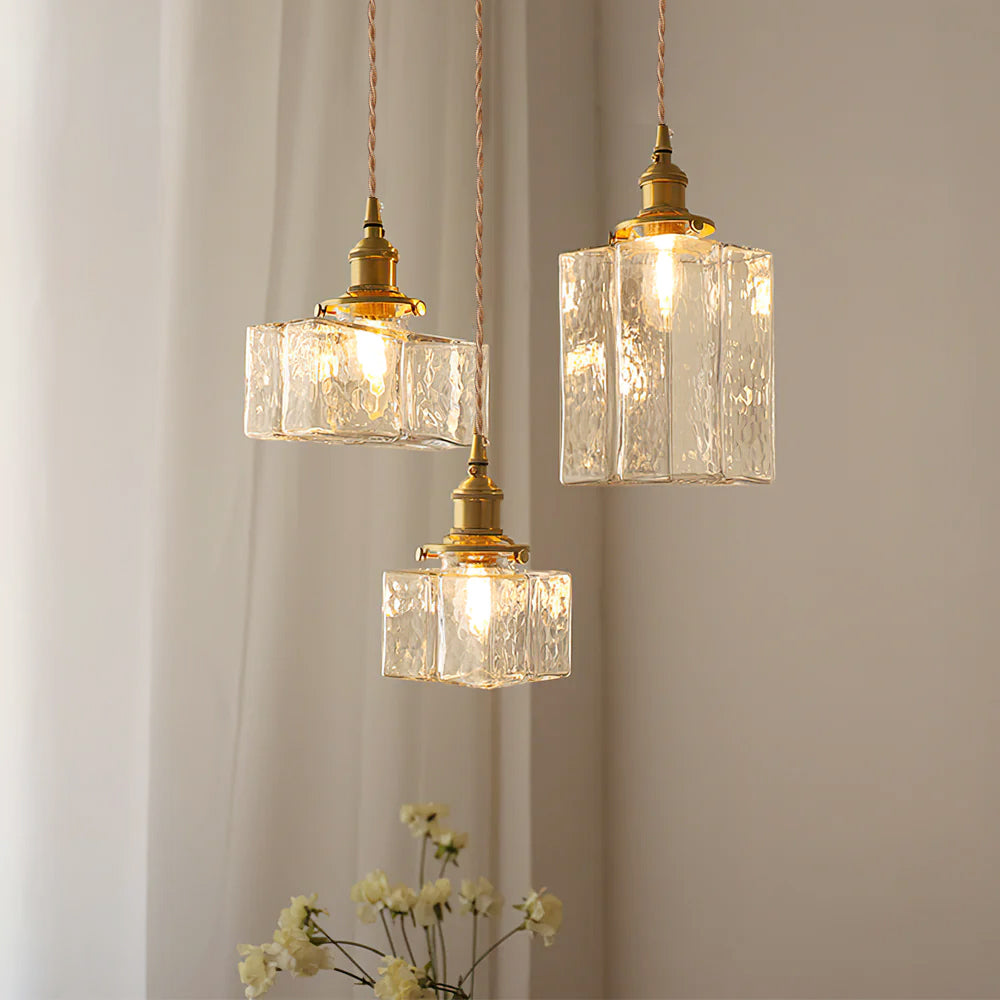 Lustre suspendu vintage en verre et laiton martelé pour une ambiance chaleureuse