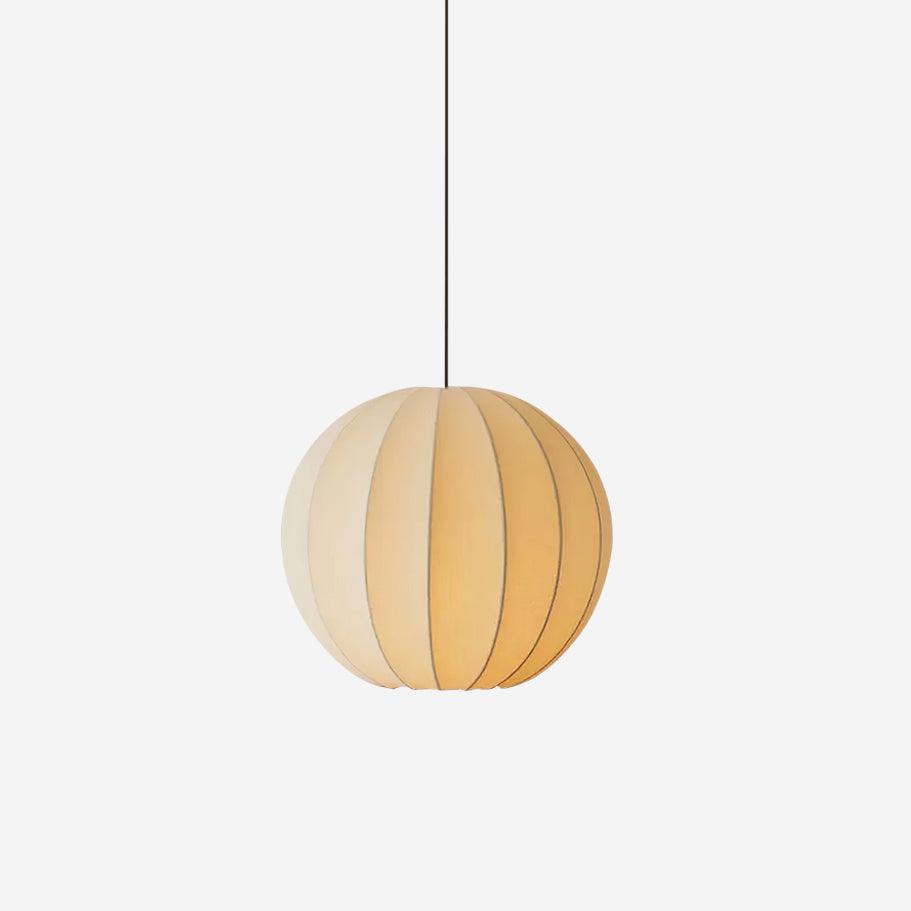 Suspension globe en soie blanche côtelée pour un éclairage d’ambiance à table  