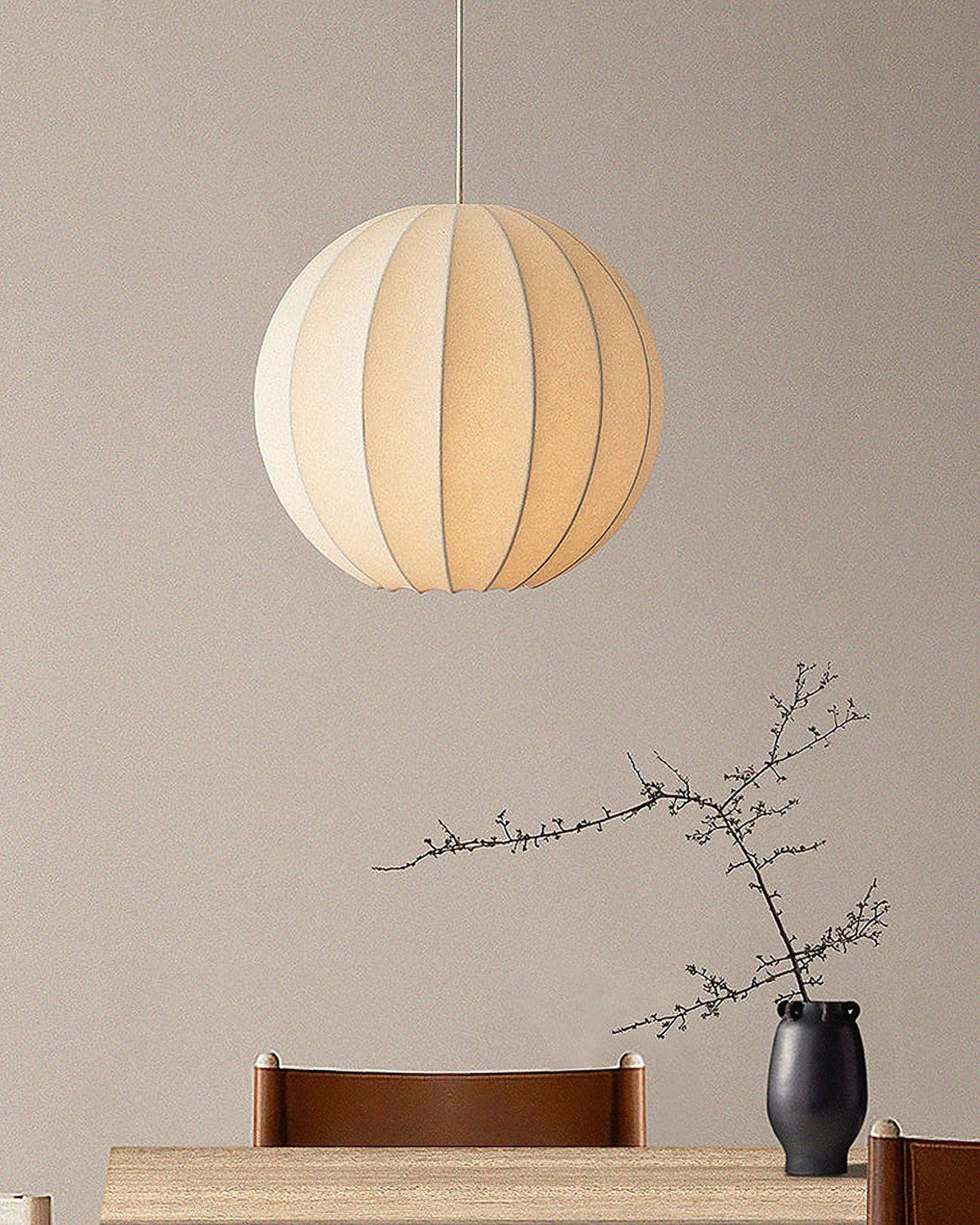 Suspension globe en soie blanche côtelée pour un éclairage d’ambiance à table  